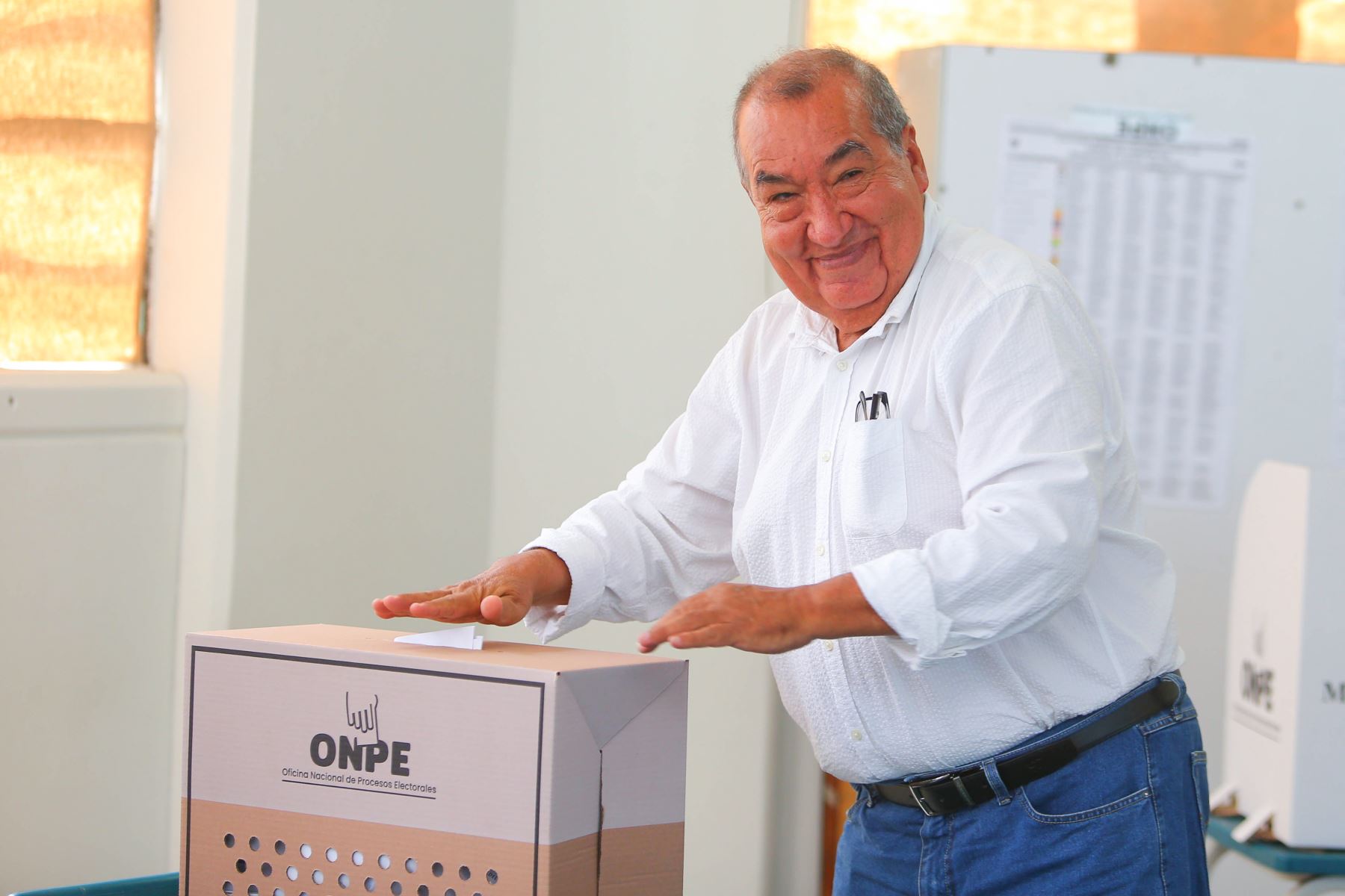 El candidato presidencial Mario Vizcarra de Perú Primero, emite su voto en la I.E Federico Villareal del distrito de Miraflores durante la jornada de las Elecciones Generales 2026. Foto: ANDINA/César García