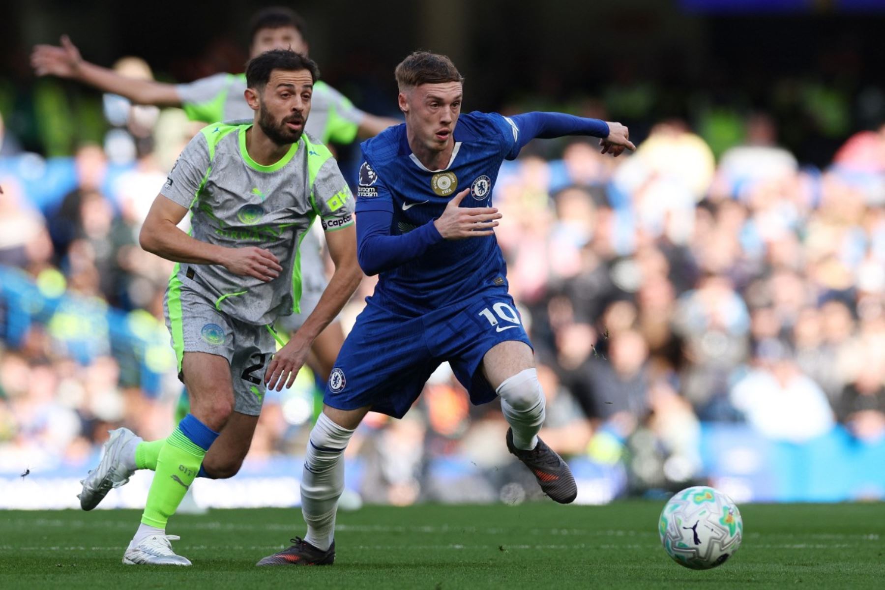 Manchester City goleó 3-0 al Chelsea y acorta distancia con el líder Arsenal