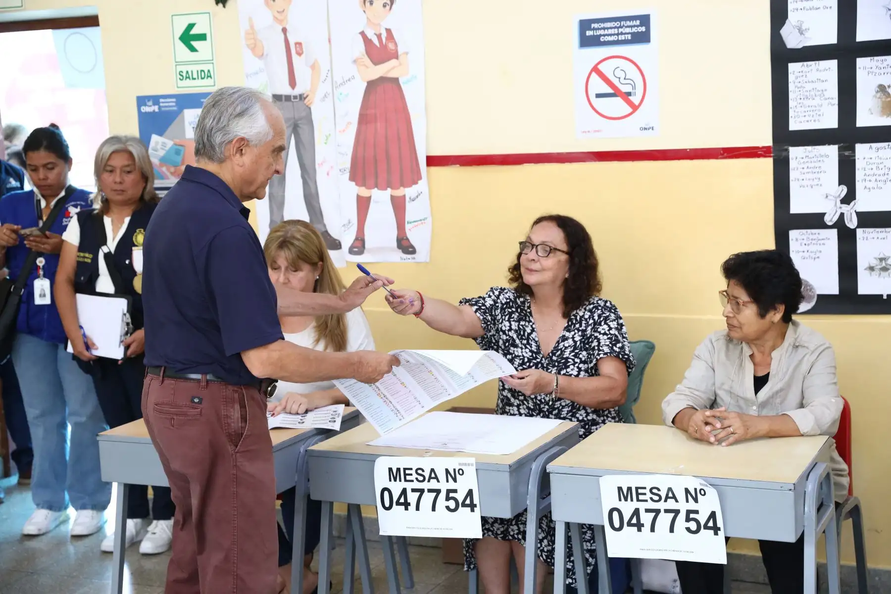 El candidato presidencial Francisco Diez-Canseco de Perú Acción emite su voto en la I.E Emblemática Alfonso Ugarte del distrito de San Isidro durante la jornada de las Elecciones Generales 2026. Foto: ANDINA/Rubén Grandez