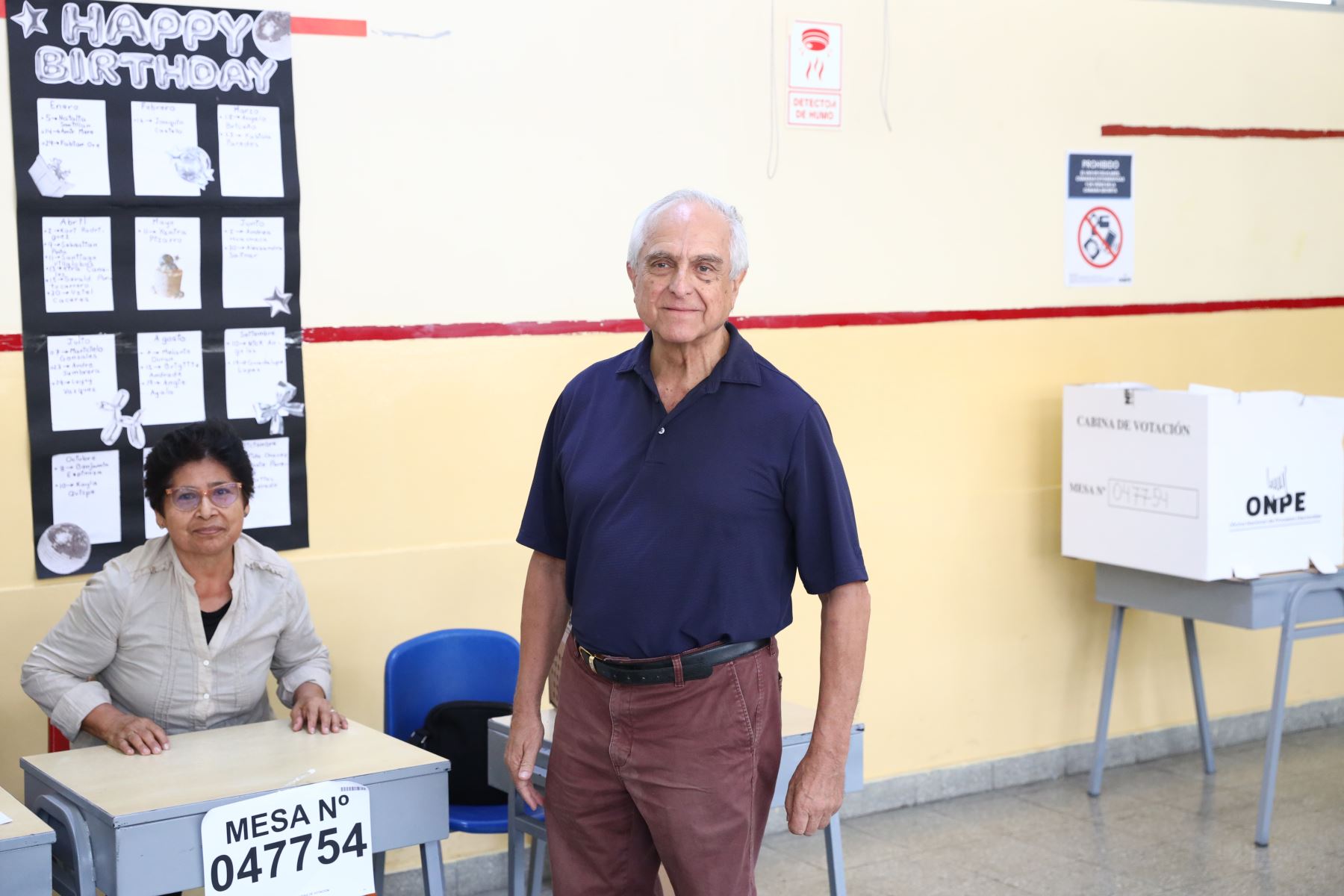 El candidato presidencial Francisco Diez-Canseco de Perú Acción emite su voto en la I.E Emblemática Alfonso Ugarte del distrito de San Isidro durante la jornada de las Elecciones Generales 2026. Foto: ANDINA/Rubén Grandez