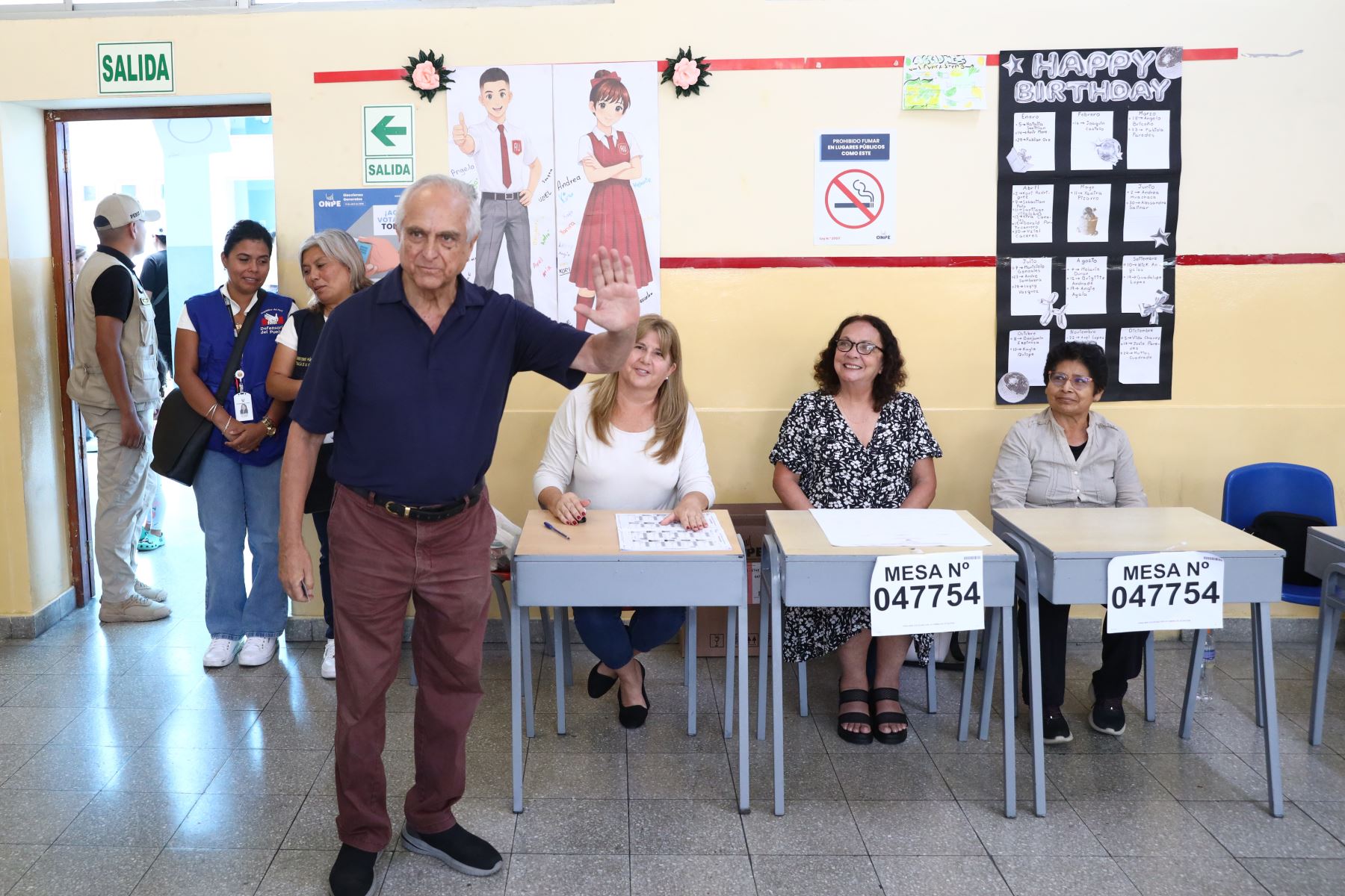 El candidato presidencial Francisco Diez-Canseco de Perú Acción emite su voto en la I.E Emblemática Alfonso Ugarte del distrito de San Isidro durante la jornada de las Elecciones Generales 2026. Foto: ANDINA/Rubén Grandez