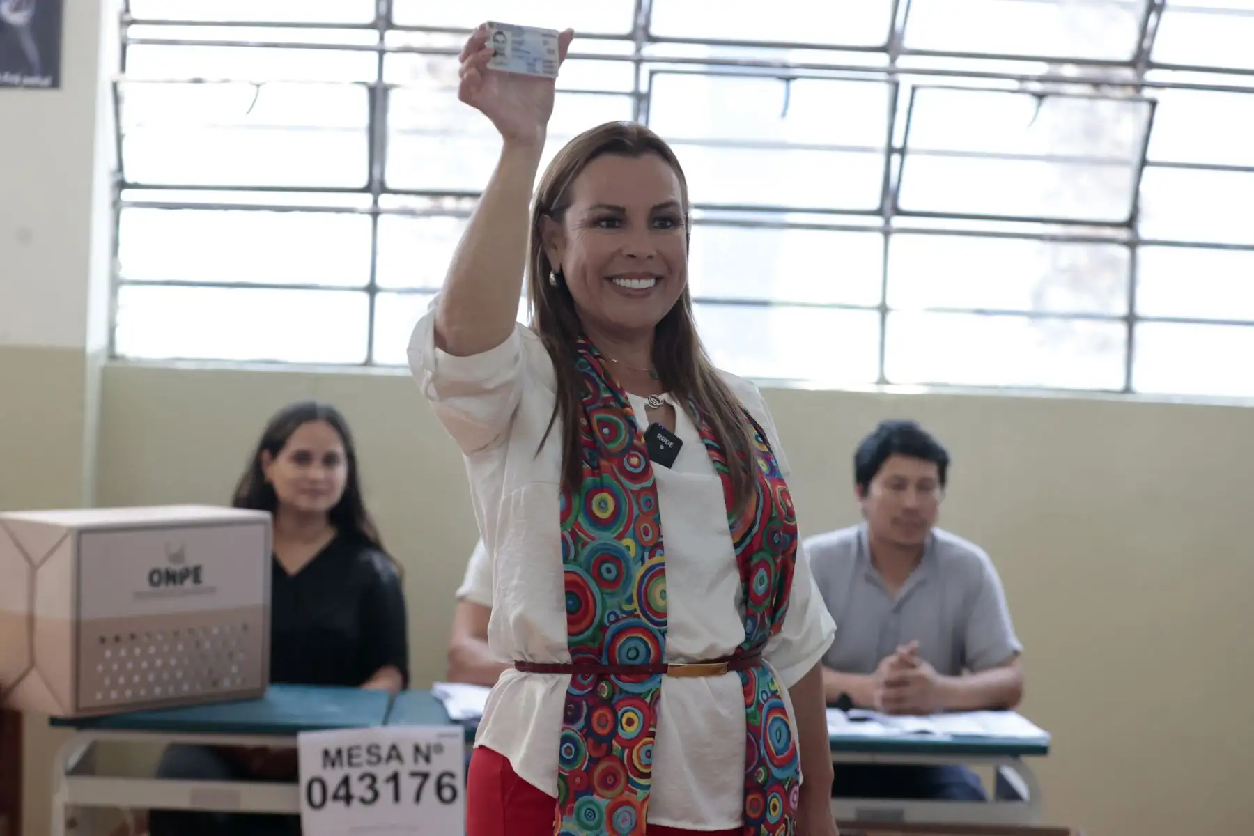 La candidata presidencial Fiorella Molinelli de Fuerza y Libertad emite su voto en la I.E 1140 Aurelio Miro Quesada Sosa del distrito de La Molina durante la jornada de las Elecciones Generales 2026. Foto: ANDINA/Vidal Tarqui