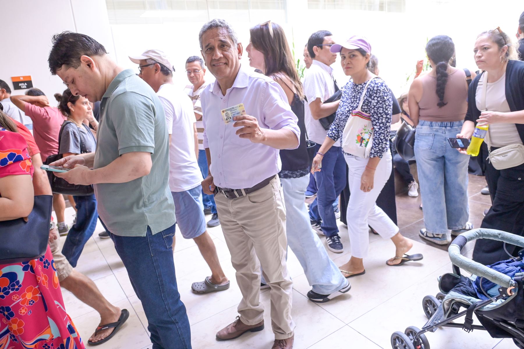 El candidato presidencial Mesías Guevara del partido Morado emite su voto en la Universidad de Lima del distrito de Santiago de Surco durante la jornada de las Elecciones Generales 2026. Foto: ANDINA/César Fajardo
