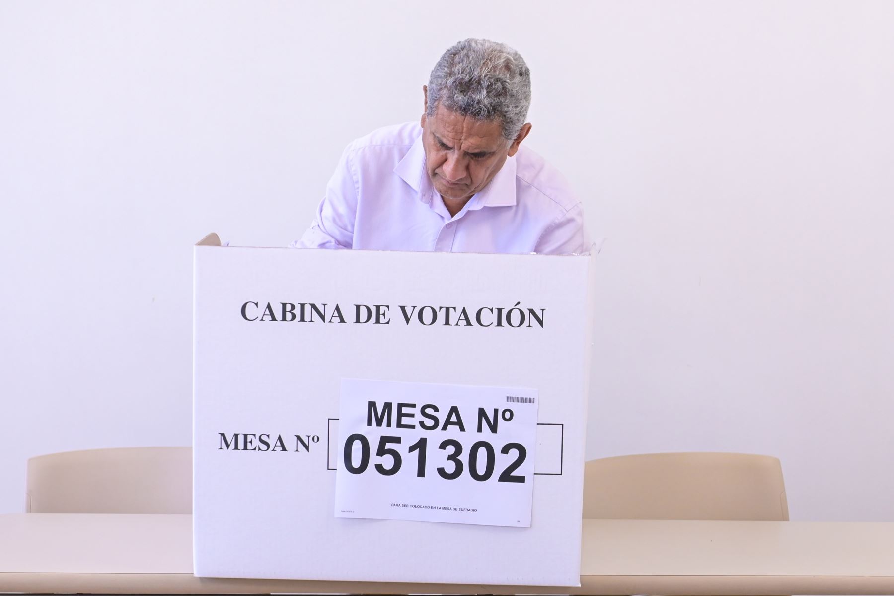 El candidato presidencial Mesías Guevara del partido Morado emite su voto en la Universidad de Lima del distrito de Santiago de Surco durante la jornada de las Elecciones Generales 2026. Foto: ANDINA/César Fajardo