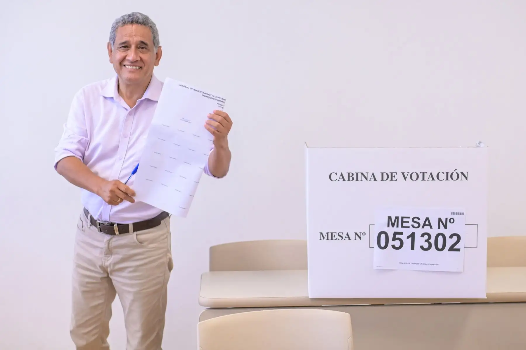 El candidato presidencial Mesías Guevara del partido Morado emite su voto en la Universidad de Lima del distrito de Santiago de Surco durante la jornada de las Elecciones Generales 2026. Foto: ANDINA/César Fajardo