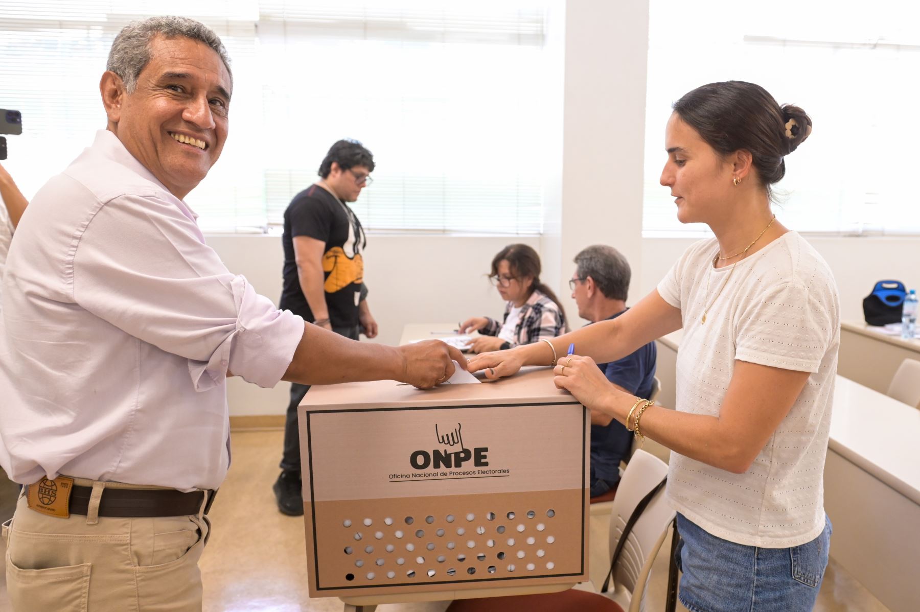 El candidato presidencial Mesías Guevara del partido Morado emite su voto en la Universidad de Lima del distrito de Santiago de Surco durante la jornada de las Elecciones Generales 2026. Foto: ANDINA/César Fajardo