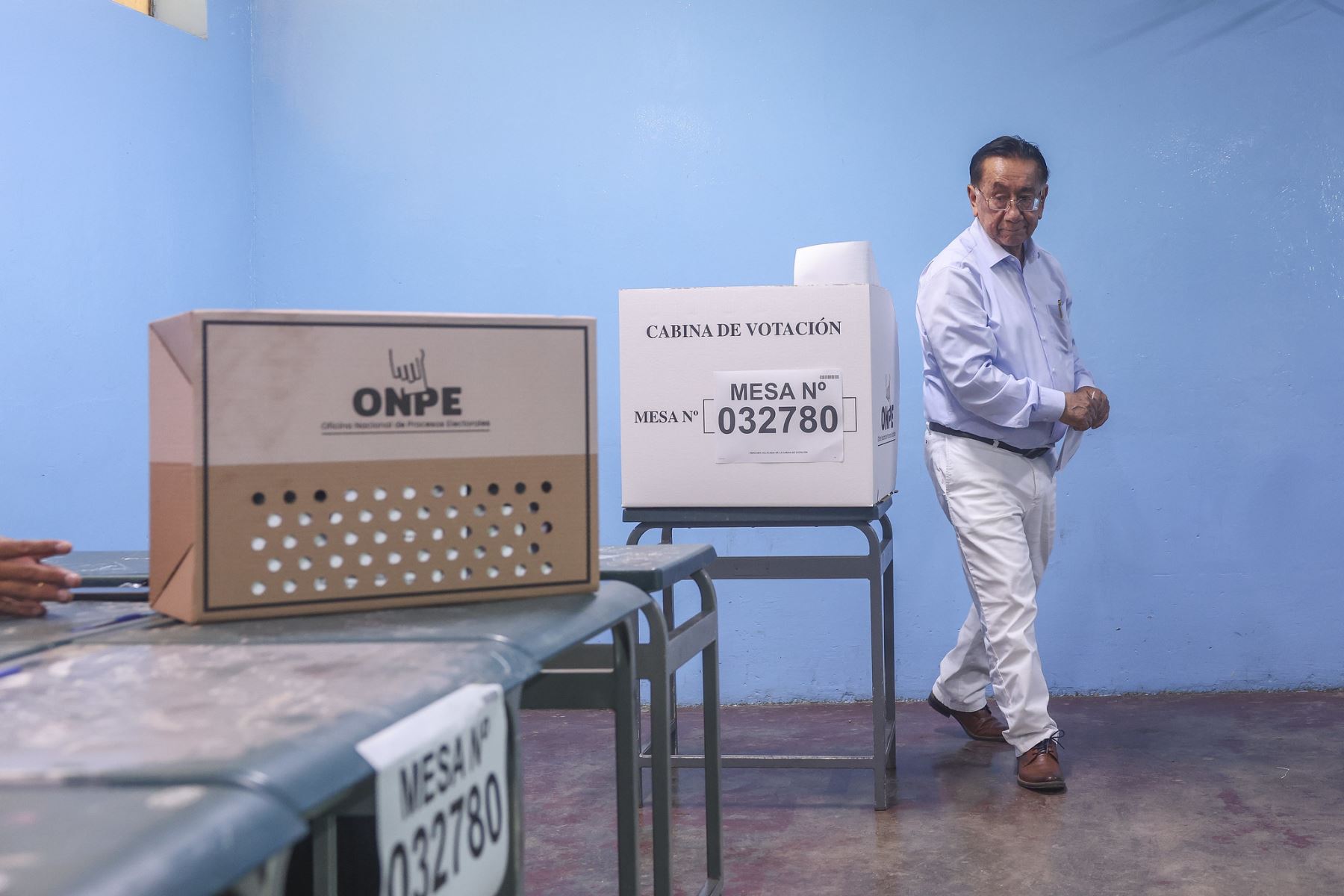 El presidente de la República del Perú, José María Balcázar, llegó hasta el Politécnico Pedro Labarthe en Chiclayo para ejercer su derecho al voto en estas Elecciones Generales 2026. Foto:
