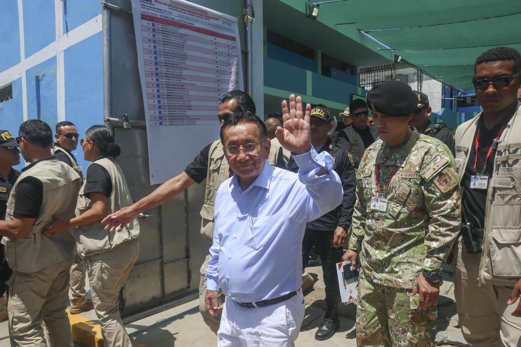 El presidente de la República del Perú, José María Balcázar, llegó hasta el Politécnico Pedro Labarthe en Chiclayo para ejercer su derecho al voto en estas Elecciones Generales 2026. Foto: