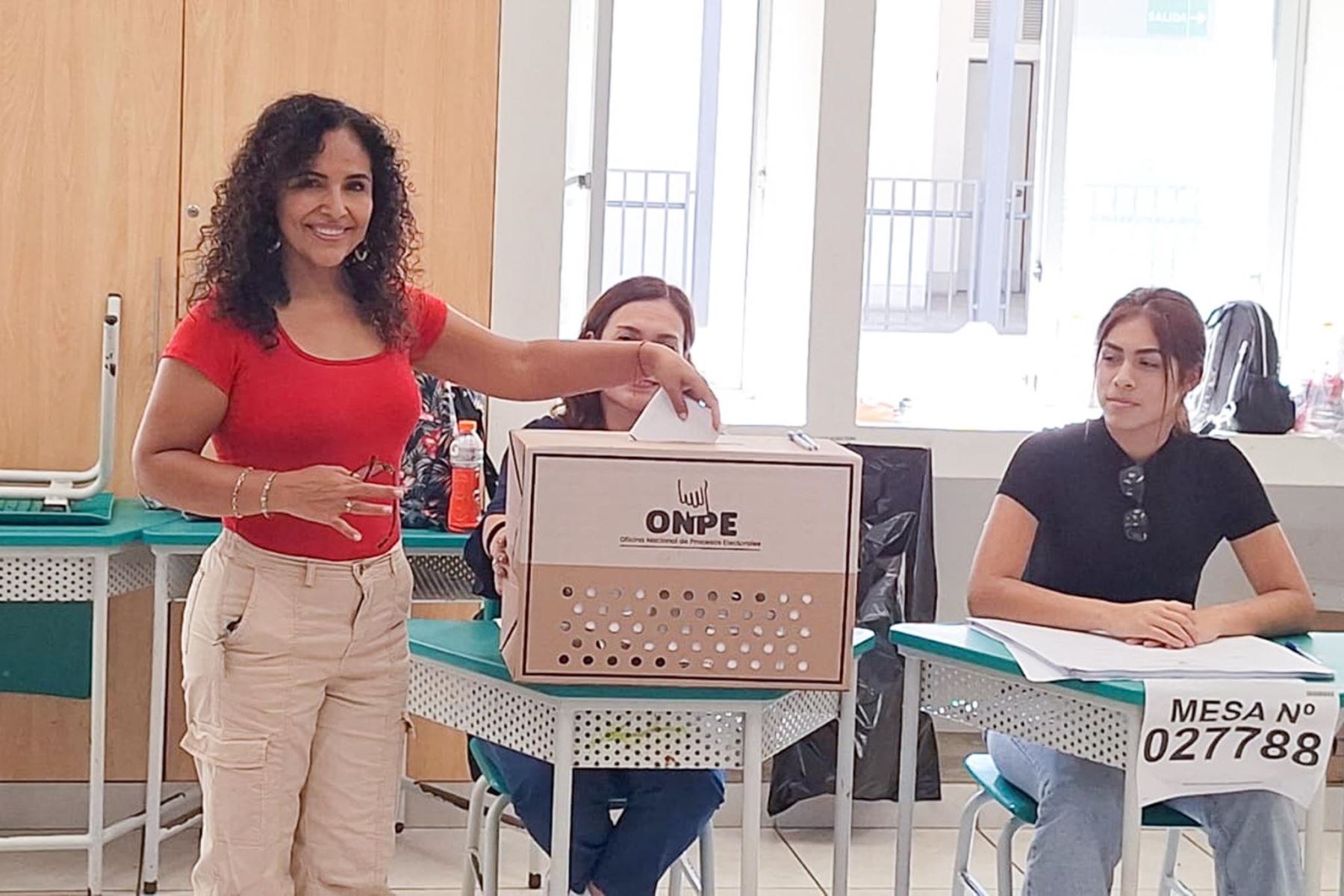La candidata presidencial Rosario Fernández de Un Camino Diferente emite su voto en la I.E 80892 Los Pinos en Trujillo durante la jornada de las Elecciones Generales 2026. Foto: ANDINA/ Luis Puell