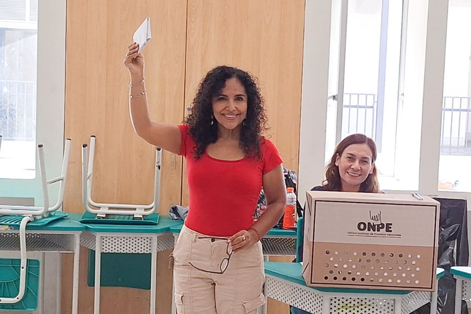 La candidata presidencial Rosario Fernández de Un Camino Diferente emite su voto en la I.E 80892 Los Pinos en Trujillo durante la jornada de las Elecciones Generales 2026. Foto: ANDINA/ Luis Puell