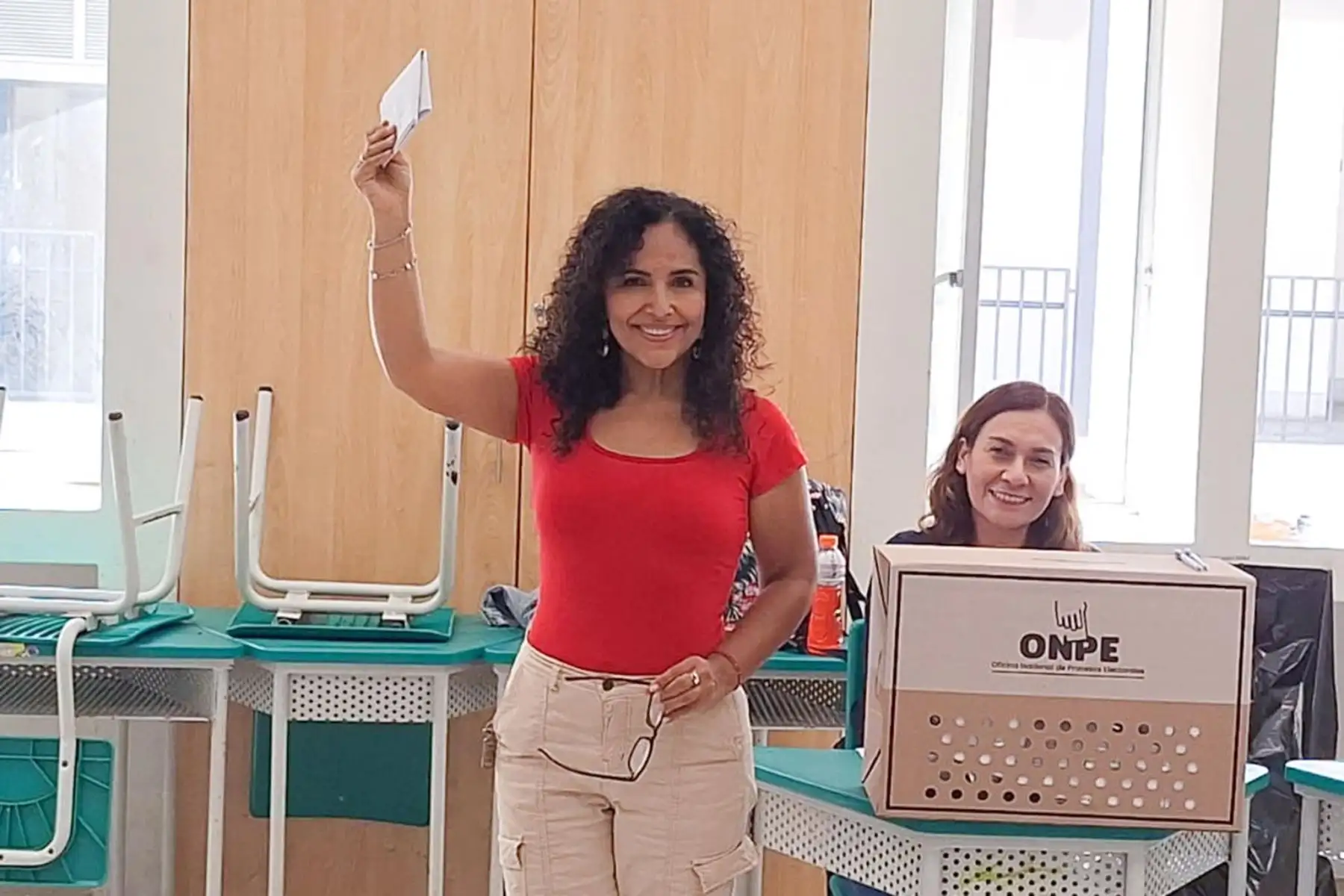 La candidata presidencial Rosario Fernández de Un Camino Diferente emite su voto en la I.E 80892 Los Pinos en Trujillo durante la jornada de las Elecciones Generales 2026. Foto: ANDINA/ Luis Puell