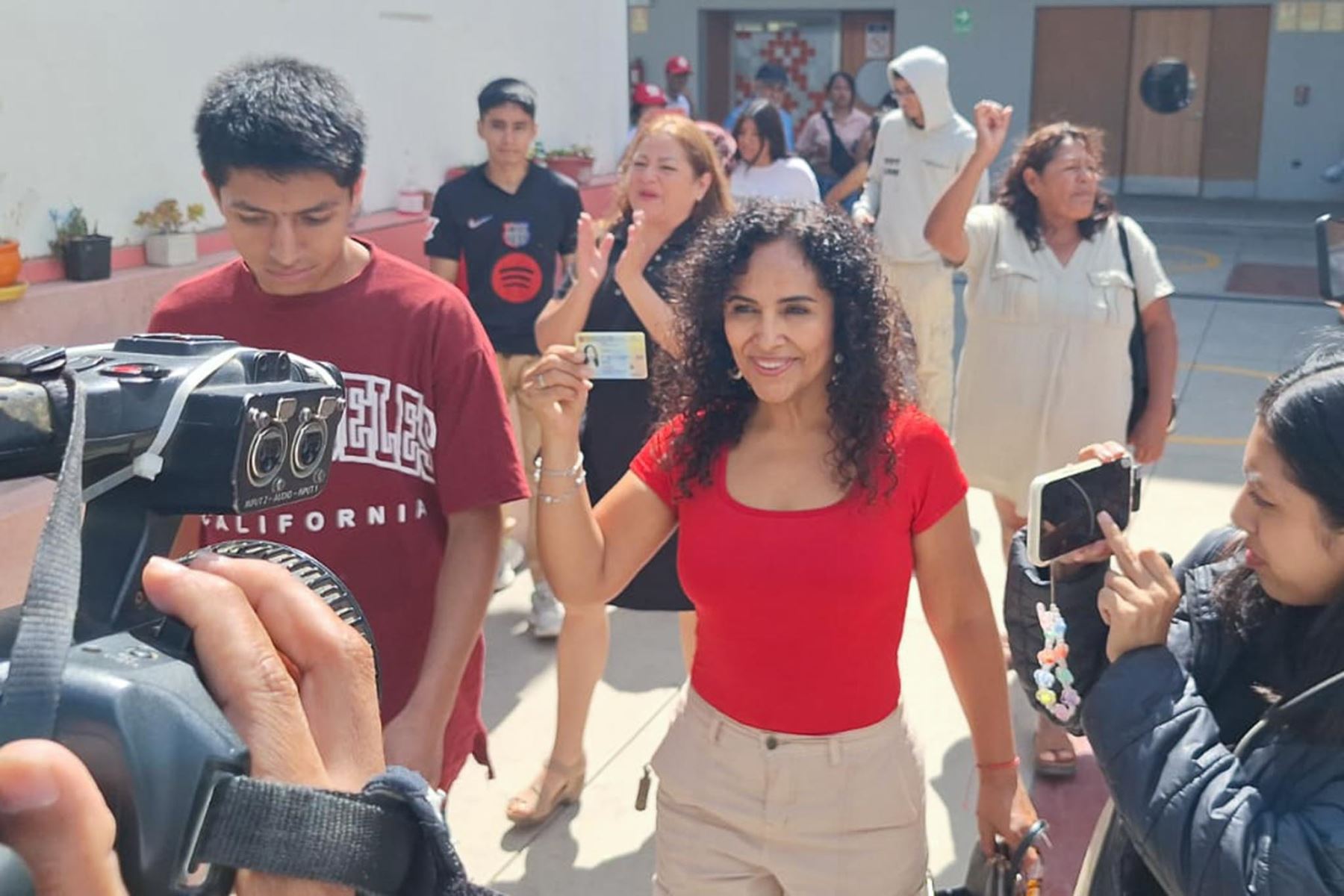 La candidata presidencial Rosario Fernández de Un Camino Diferente emite su voto en la I.E 80892 Los Pinos en Trujillo durante la jornada de las Elecciones Generales 2026. Foto: ANDINA/ Luis Puell
