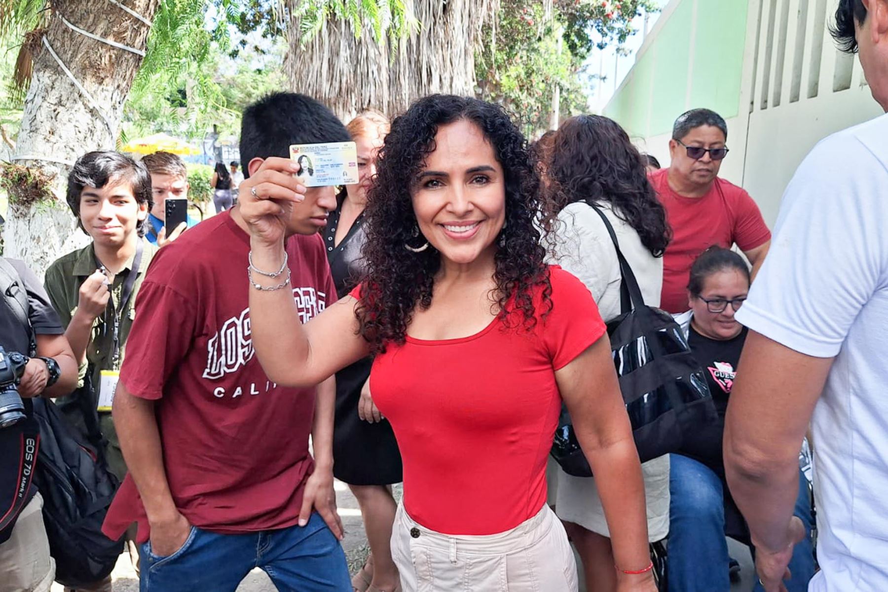 La candidata presidencial Rosario Fernández de Un Camino Diferente emite su voto en la I.E 80892 Los Pinos en Trujillo durante la jornada de las Elecciones Generales 2026. Foto: ANDINA/ Luis Puell