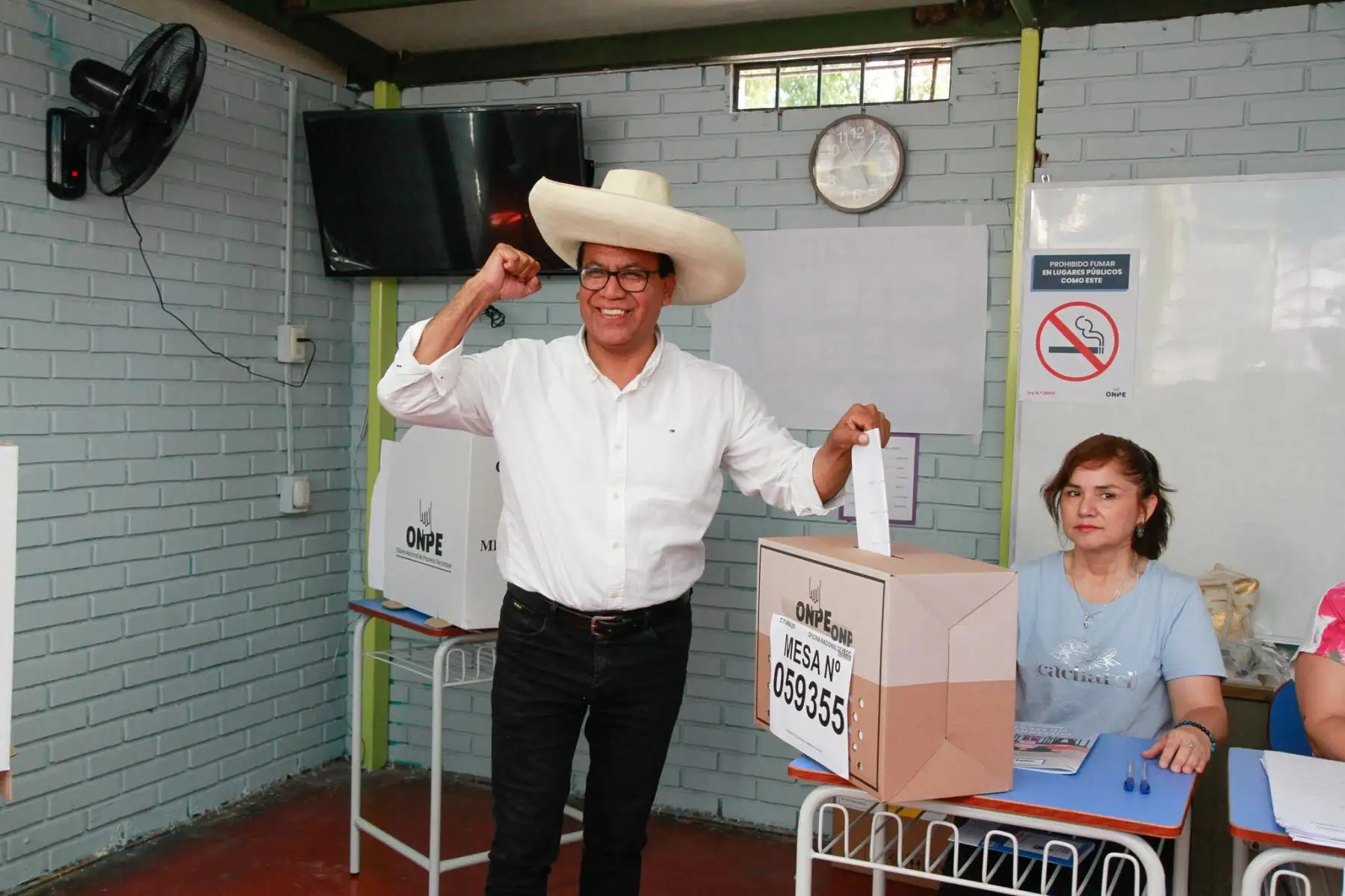 El candidato presidencial Roberto Sánchez de Juntos por el Perú emite su voto en la I.E María Reiche del distrito de San Borja durante la jornada de las Elecciones Generales 2026. Foto: ANDINA/ Yanina Patricio