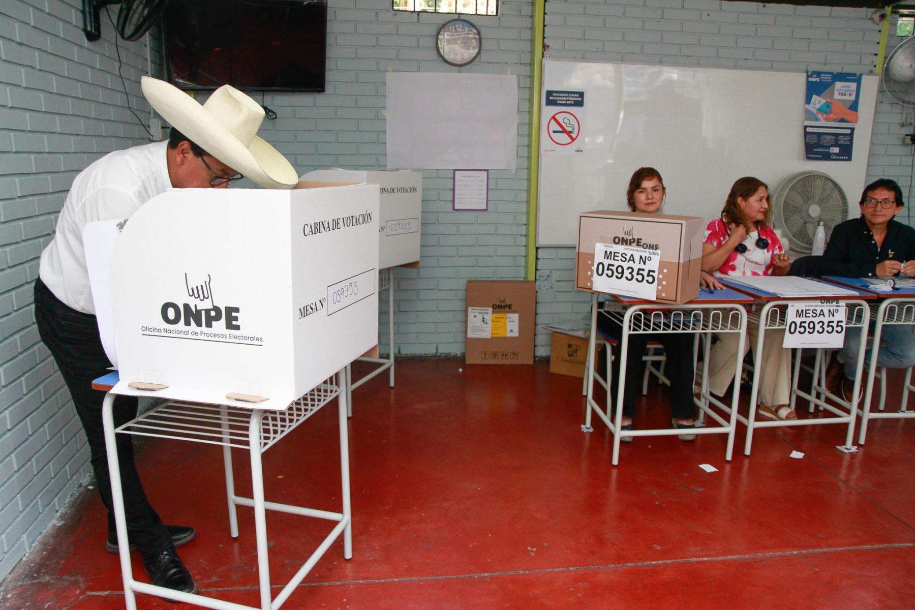 El candidato presidencial Roberto Sánchez de Juntos por el Perú emite su voto en la I.E María Reiche del distrito de San Borja durante la jornada de las Elecciones Generales 2026. Foto: ANDINA/ Yanina Patricio