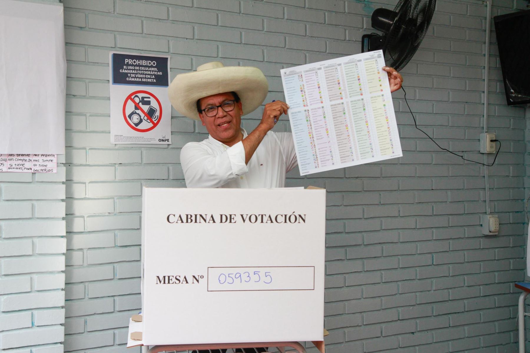 El candidato presidencial Roberto Sánchez de Juntos por el Perú emite su voto en la I.E María Reiche del distrito de San Borja durante la jornada de las Elecciones Generales 2026. Foto: ANDINA/ Yanina Patricio
