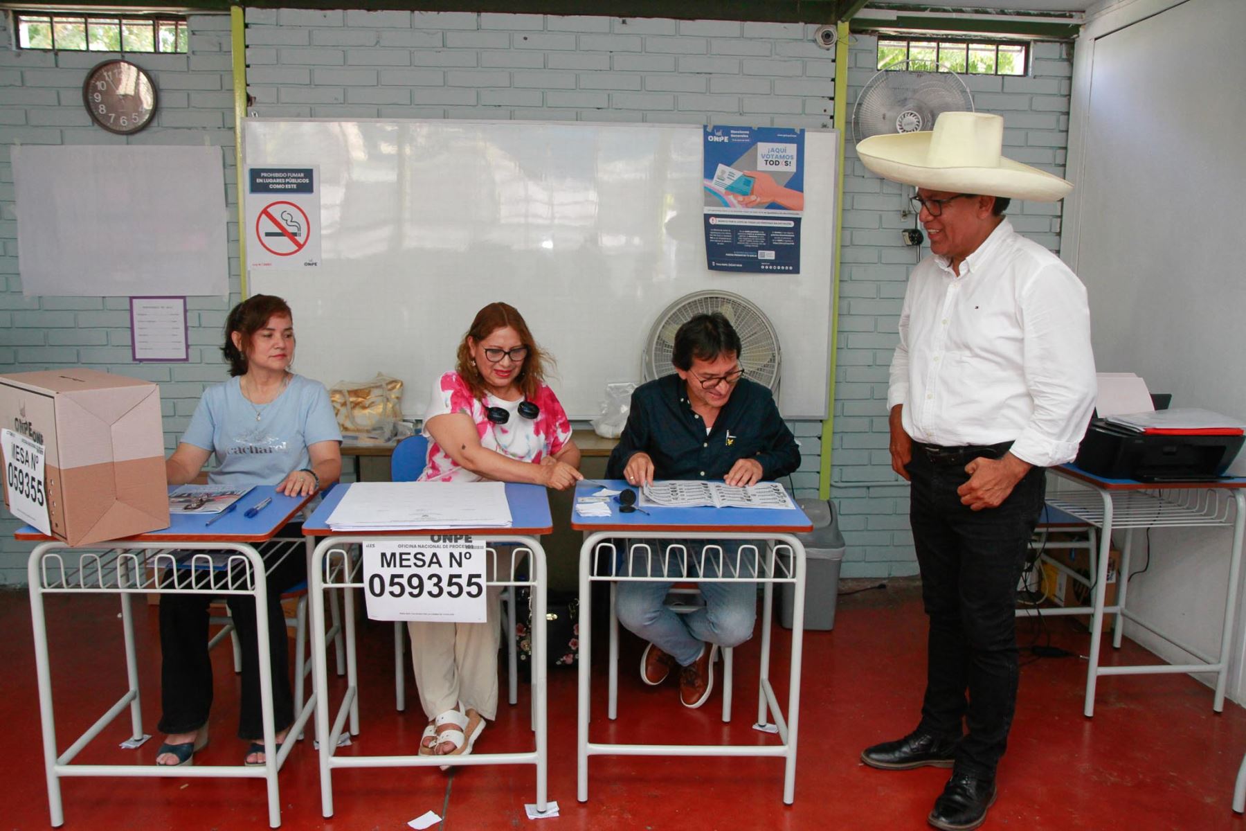 El candidato presidencial Roberto Sánchez de Juntos por el Perú emite su voto en la I.E María Reiche del distrito de San Borja durante la jornada de las Elecciones Generales 2026. Foto: ANDINA/ Yanina Patricio