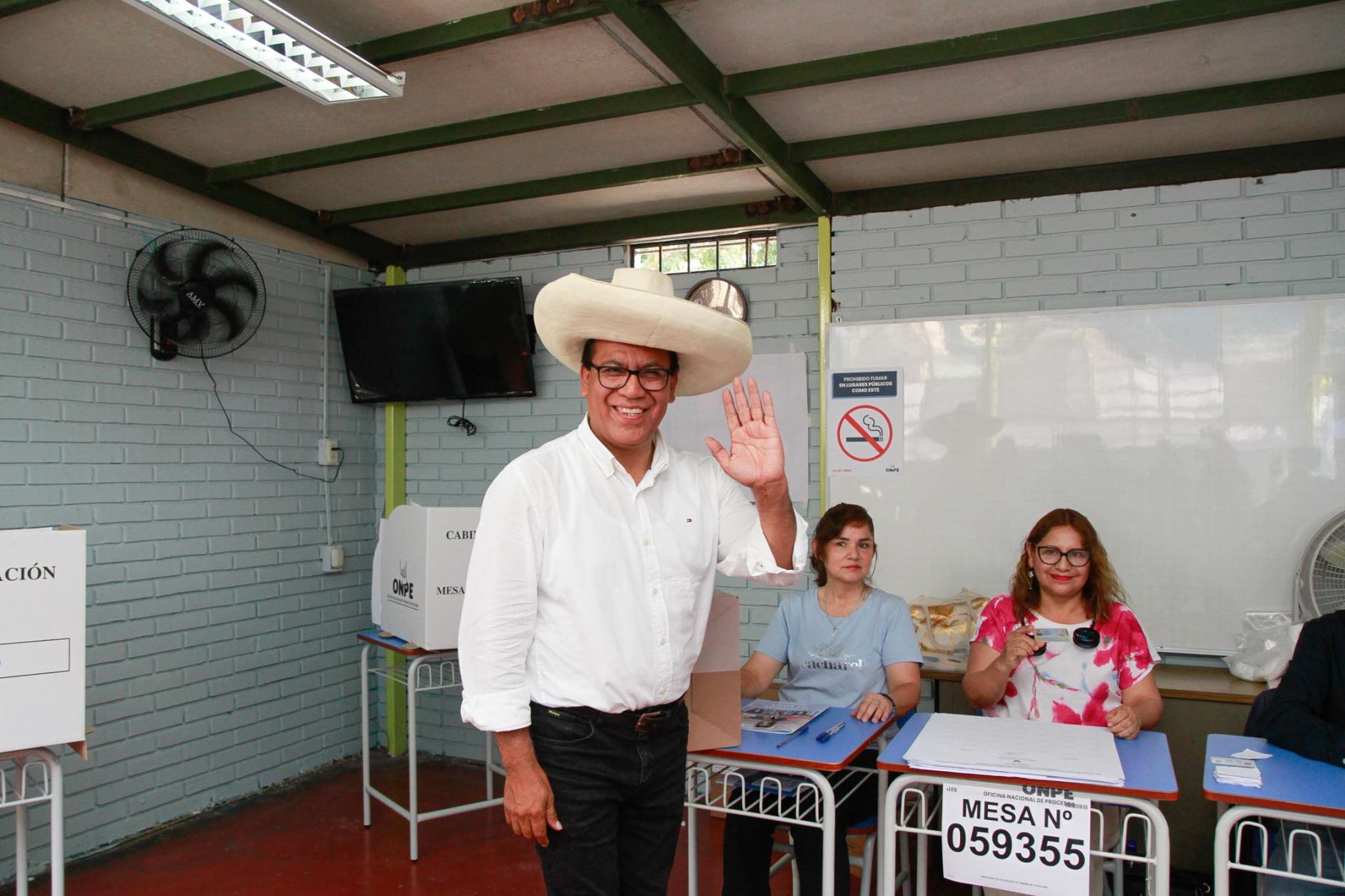 El candidato presidencial Roberto Sánchez de Juntos por el Perú emite su voto en la I.E María Reiche del distrito de San Borja durante la jornada de las Elecciones Generales 2026. Foto: ANDINA/ Yanina Patricio