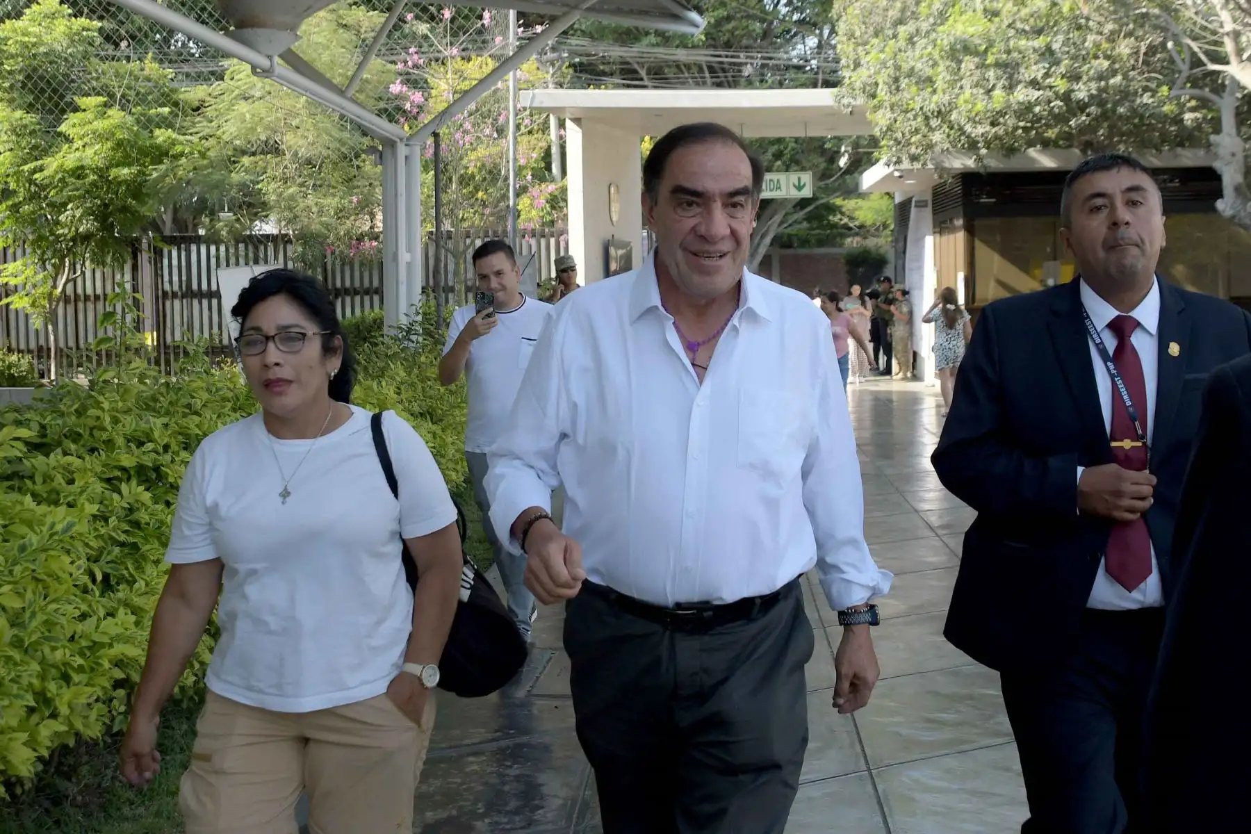 El candidato presidencial Yonhy Lescano del Partido Político Cooperación Popular, emite su voto en la Universidad Marcelino Champagnat del distrito de Santiago de Surco durante la jornada de las Elecciones Generales 2026. Foto: ANDINA/Christopher Navarrete