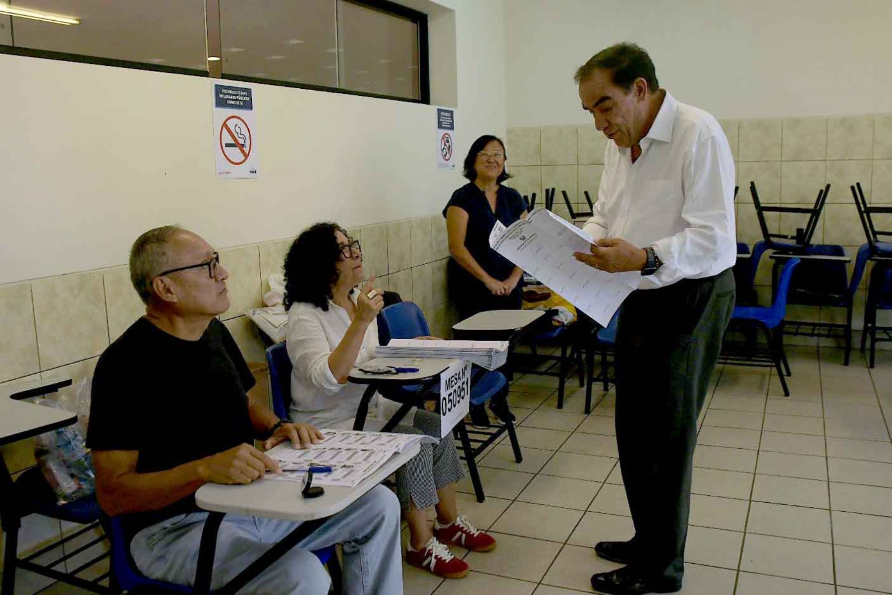 El candidato presidencial Yonhy Lescano del Partido Político Cooperación Popular, emite su voto en la Universidad Marcelino Champagnat del distrito de Santiago de Surco durante la jornada de las Elecciones Generales 2026. Foto: ANDINA/Christopher Navarrete