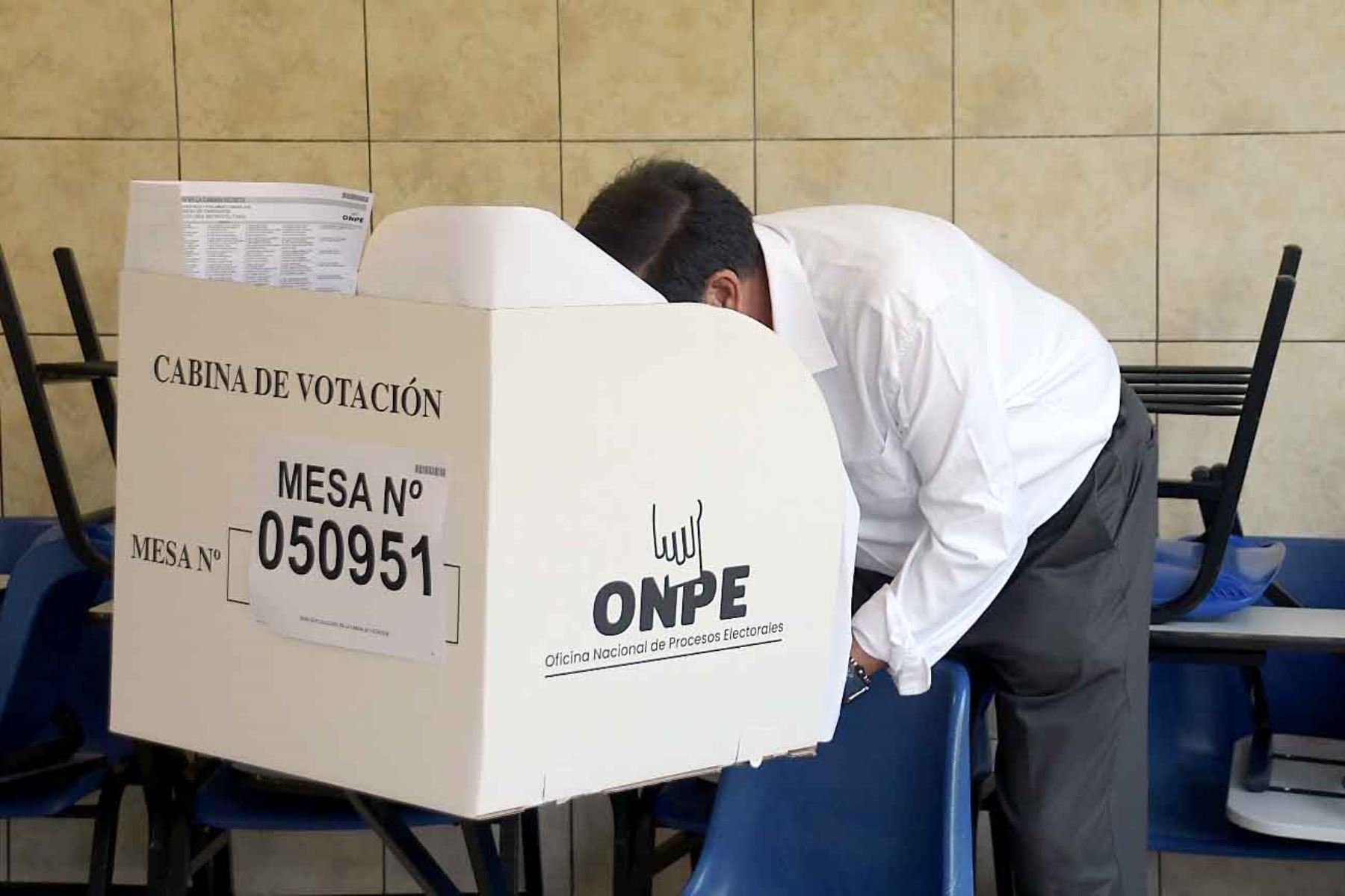 El candidato presidencial Yonhy Lescano del Partido Político Cooperación Popular, emite su voto en la Universidad Marcelino Champagnat del distrito de Santiago de Surco durante la jornada de las Elecciones Generales 2026. Foto: ANDINA/Christopher Navarrete