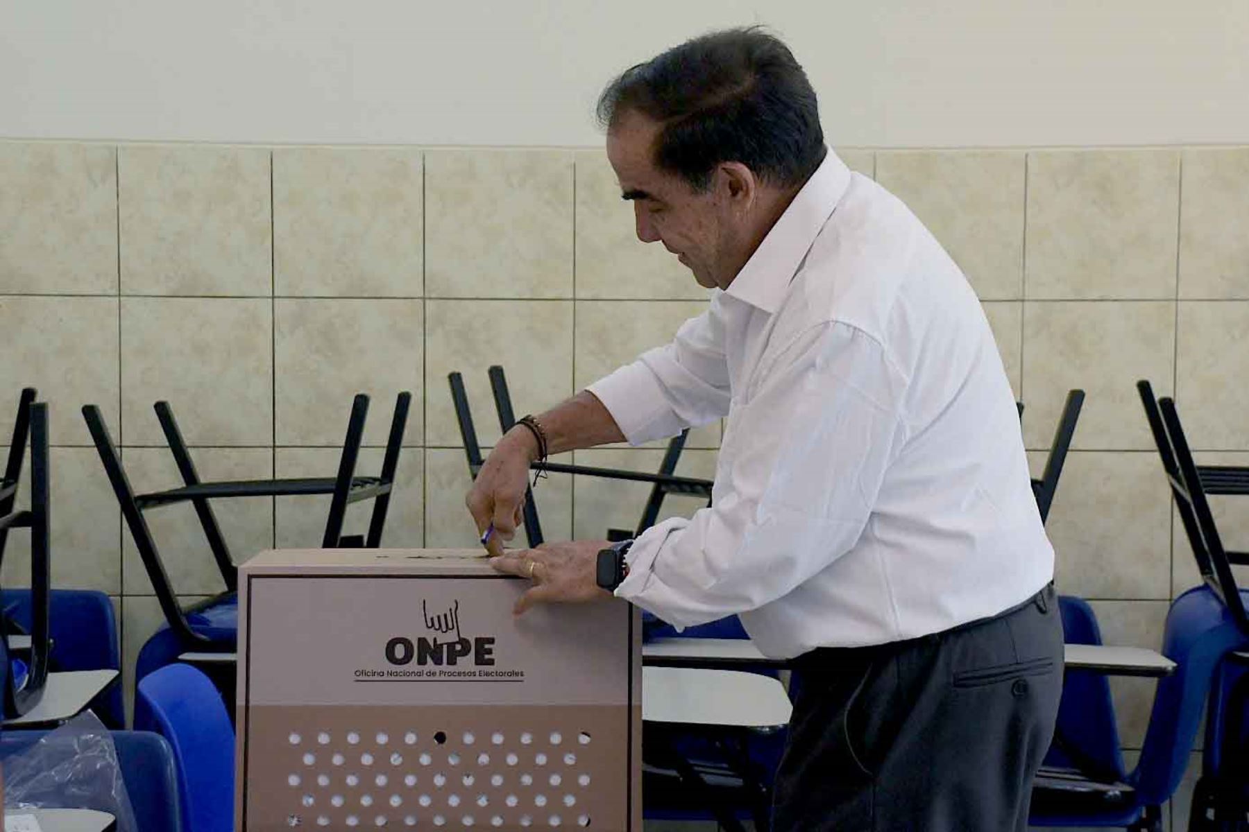 El candidato presidencial Yonhy Lescano del Partido Político Cooperación Popular, emite su voto en la Universidad Marcelino Champagnat del distrito de Santiago de Surco durante la jornada de las Elecciones Generales 2026. Foto: ANDINA/Christopher Navarrete