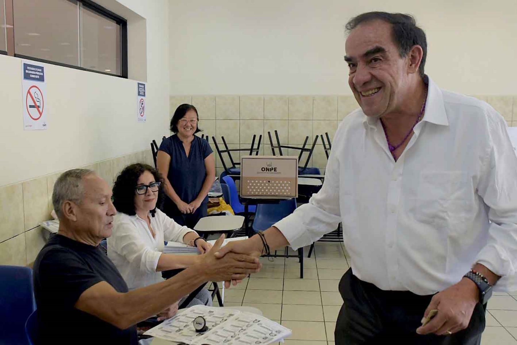 El candidato presidencial Yonhy Lescano del Partido Político Cooperación Popular, emite su voto en la Universidad Marcelino Champagnat del distrito de Santiago de Surco durante la jornada de las Elecciones Generales 2026. Foto: ANDINA/Christopher Navarrete