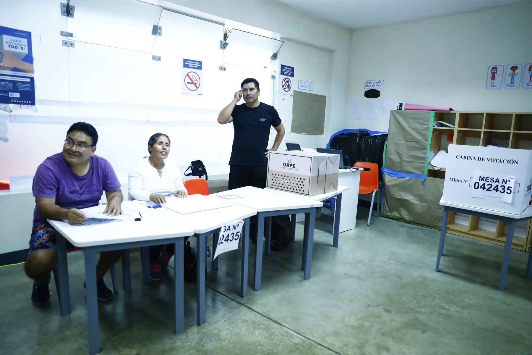 Candidato Ricardo Belmont del partido Obras, no asiste a votar al IEP Innova Schools- Chorrillos Villa. Foto: ANDINA/Daniel Bracamonte