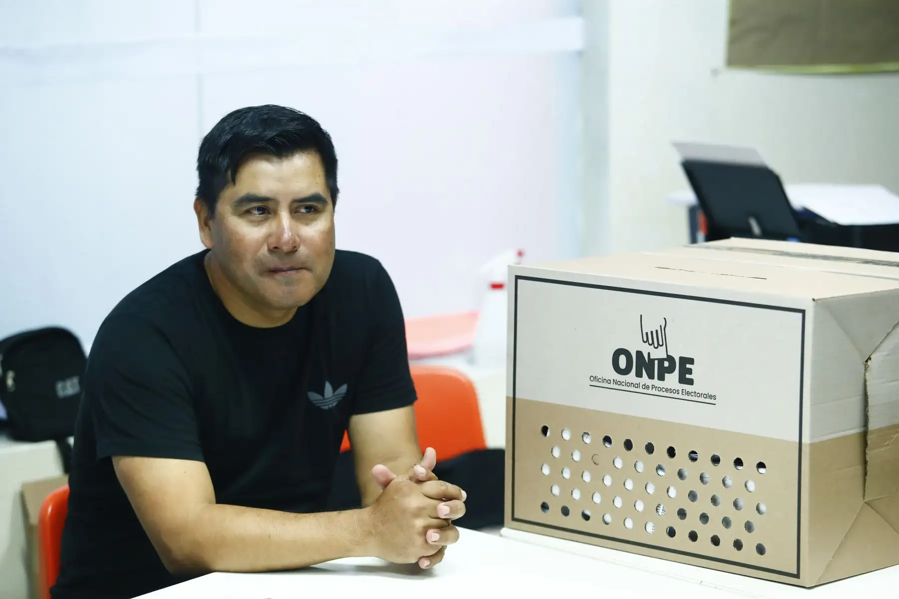 Candidato Ricardo Belmont del partido Obras, no asiste a votar al IEP Innova Schools- Chorrillos Villa. Foto: ANDINA/Daniel Bracamonte