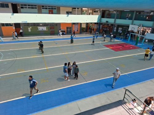 El Ministerio de educación (Minedu) informó que en coordinación con los órganos electorales (JNE y ONPE), se mantendrán habilitadas las instituciones educativas que están funcionando como sedes electorales, a fin de garantizar que continúen operativas hasta el día de mañana, lunes 13 de abril, conforme indica la medida excepcional adoptada por la autoridad electoral. Foto Karina Garay/Andina.