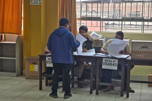 Elecciones 2026: Ciudadanos acuden para ejercer su derecho al voto en 13 locales de votación en Lima que no pudieron ser instalados el domingo 12 de abril