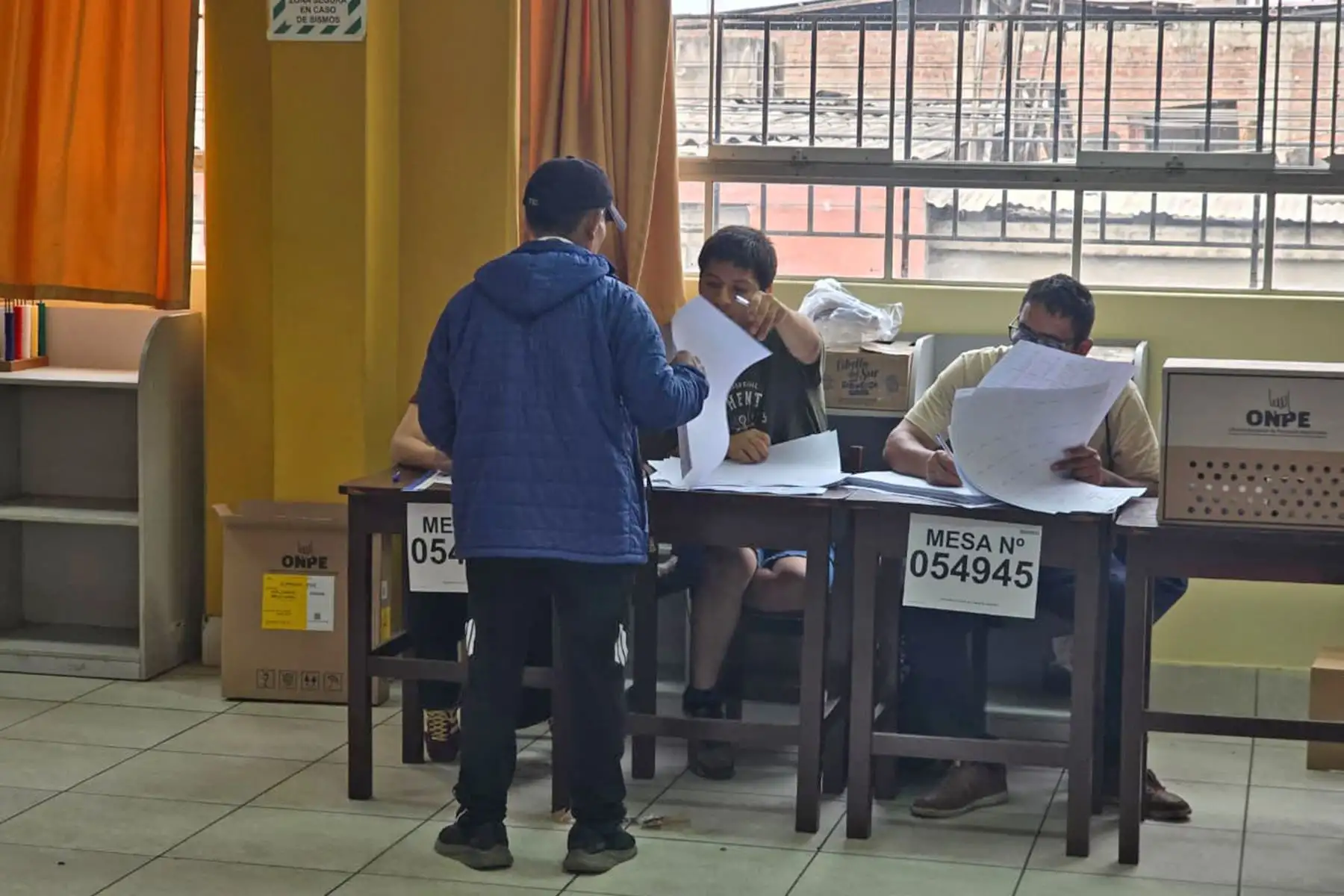 Colegio Alfonso Ugarte, en San Juan de Miraflores.
La Oficina Nacional de Procesos Electorales (ONPE) desarrolla hoy, lunes 13 de abril, los comicios para elegir al presidente de la República, dos vicepresidentes, senadores y diputados del Congreso bicameral, así como a los representantes peruanos ante el Parlamento Andino, en 13 locales de votación en Lima.  Foto: ANDINA/ Jhonel Rodríguez