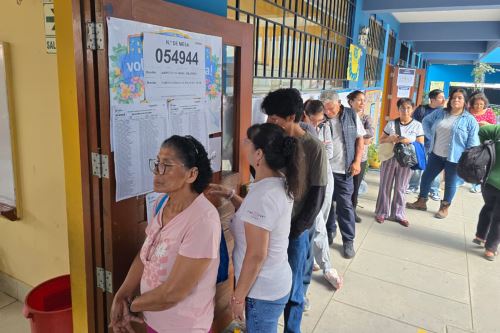 Elecciones 2026: Ciudadanos acuden para ejercer su derecho al voto en 13 locales de votación en Lima que no pudieron ser instalados el domingo 12 de abril