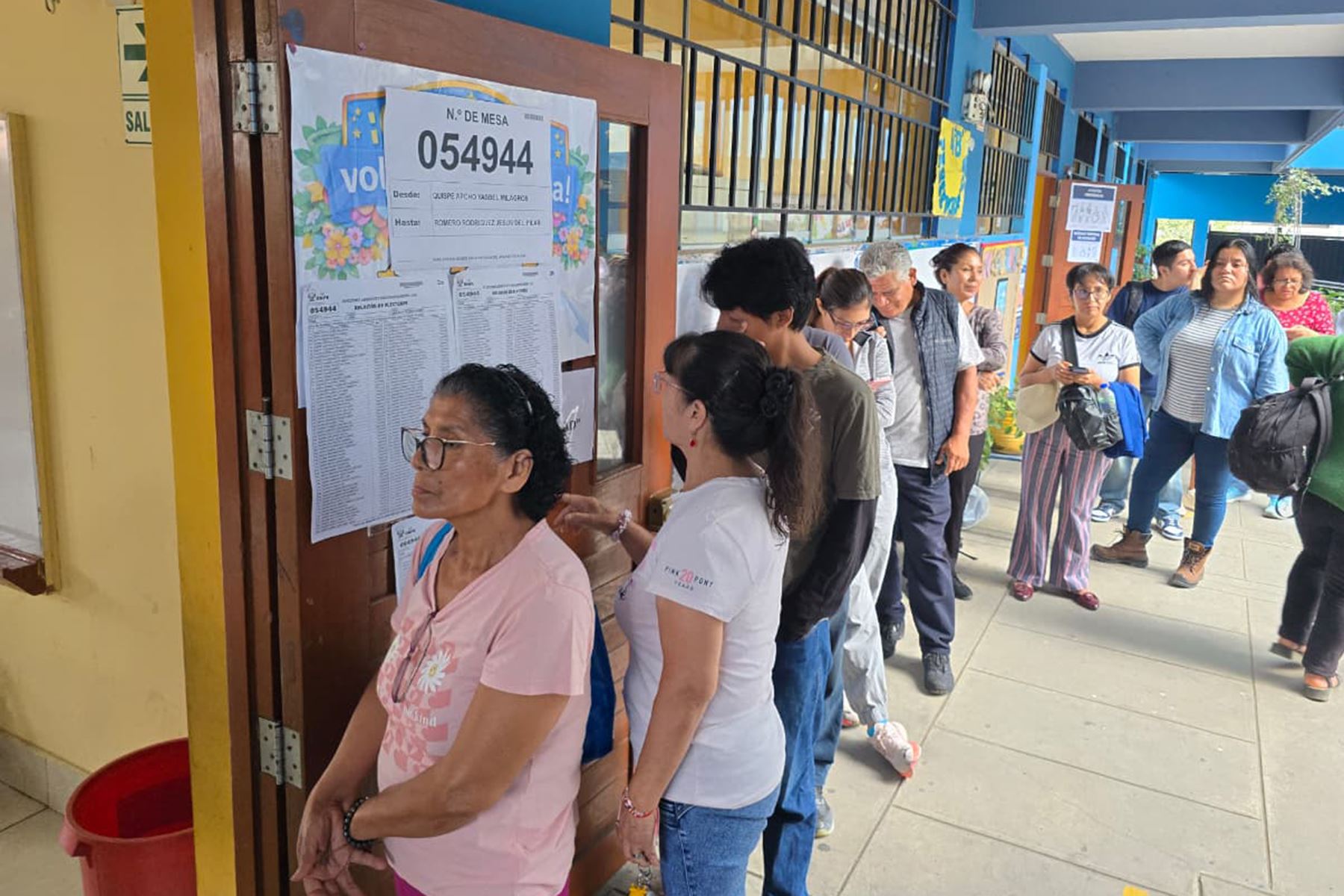 Colegio Alfonso Ugarte, en San Juan de Miraflores.
La Oficina Nacional de Procesos Electorales (ONPE) desarrolla hoy, lunes 13 de abril, los comicios para elegir al presidente de la República, dos vicepresidentes, senadores y diputados del Congreso bicameral, así como a los representantes peruanos ante el Parlamento Andino, en 13 locales de votación en Lima.  Foto: ANDINA/ Jhonel Rodríguez