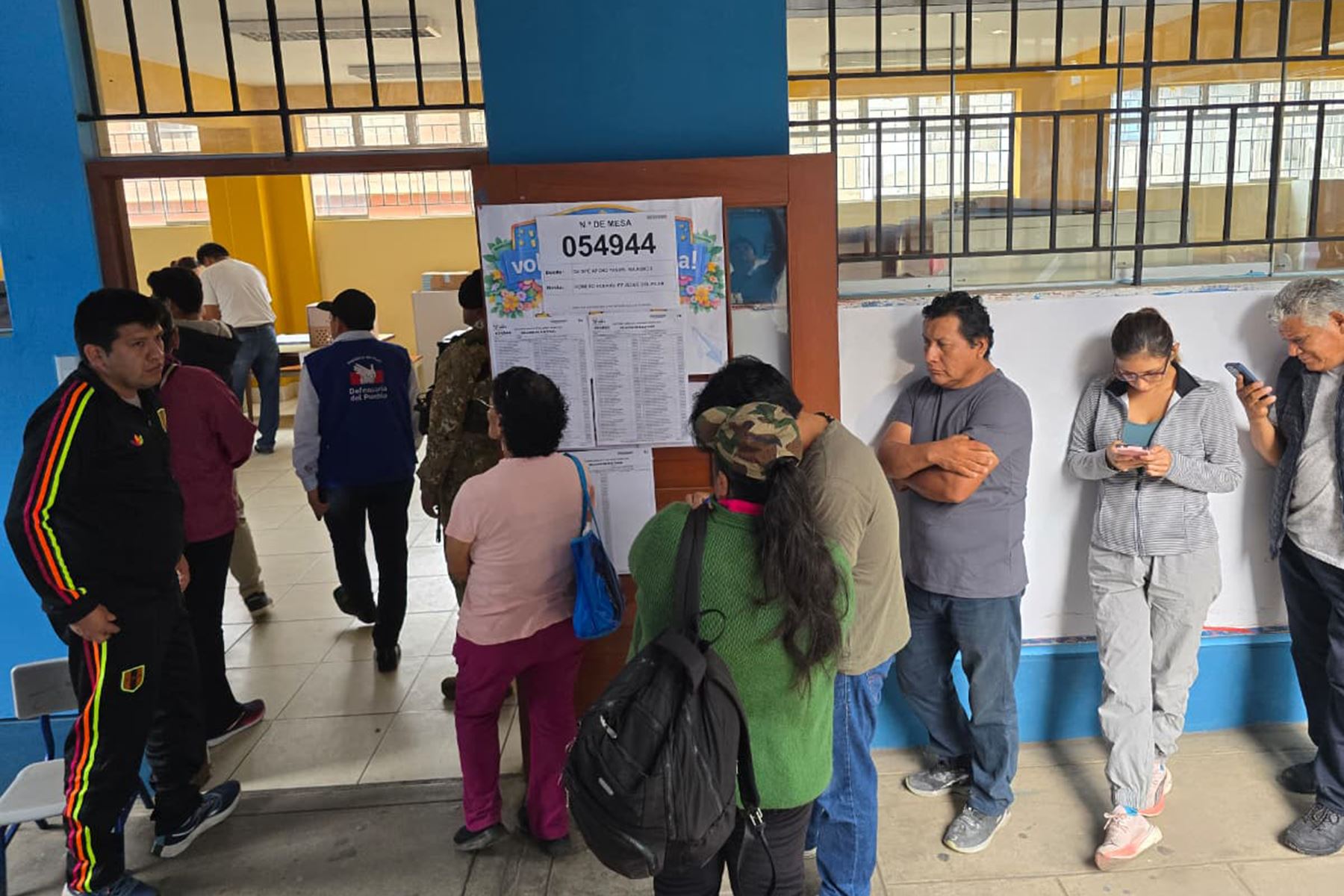 Colegio Alfonso Ugarte, en San Juan de Miraflores.
La Oficina Nacional de Procesos Electorales (ONPE) desarrolla hoy, lunes 13 de abril, los comicios para elegir al presidente de la República, dos vicepresidentes, senadores y diputados del Congreso bicameral, así como a los representantes peruanos ante el Parlamento Andino, en 13 locales de votación en Lima.  Foto: ANDINA/ Jhonel Rodríguez