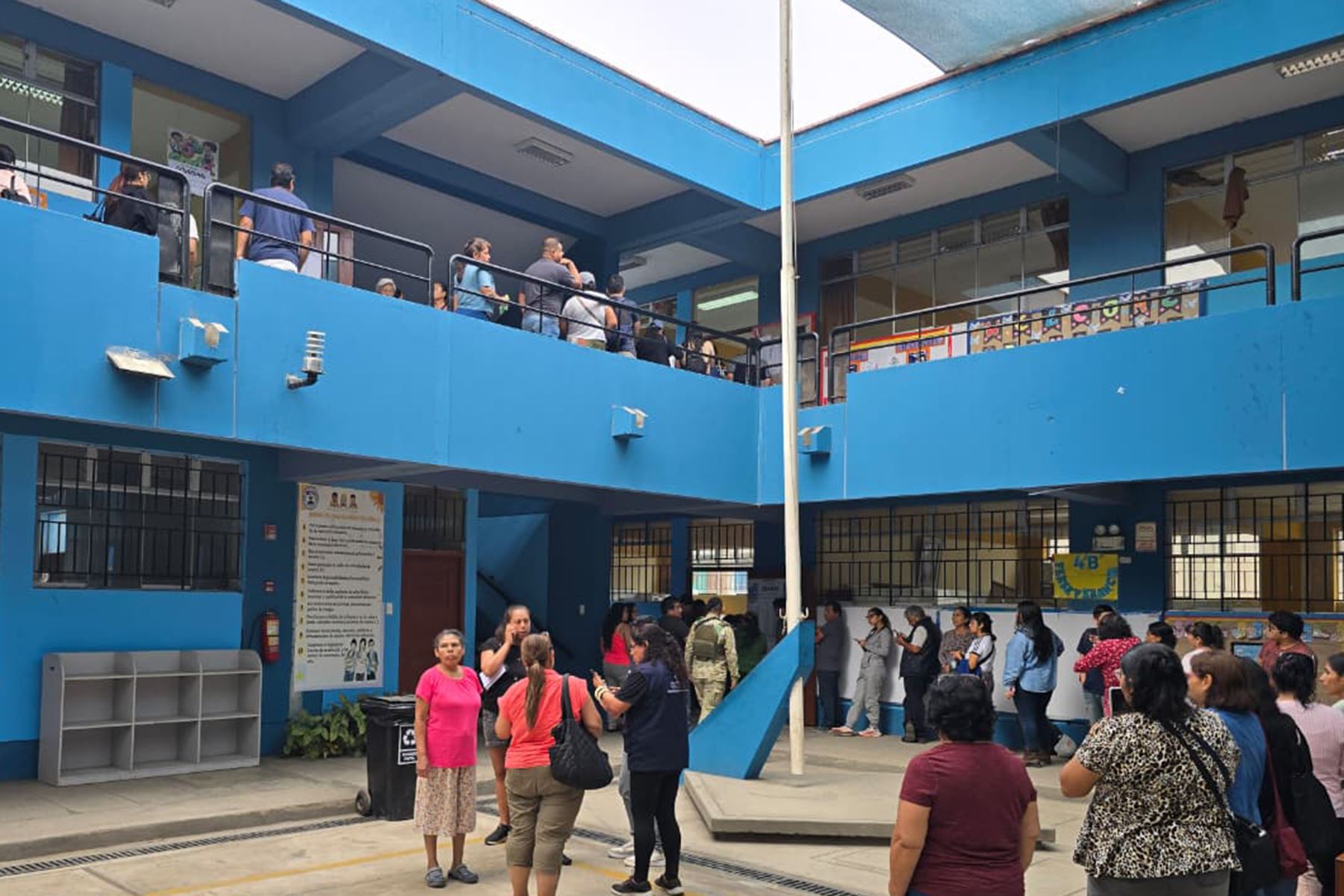 Colegio Alfonso Ugarte, en San Juan de Miraflores.
La Oficina Nacional de Procesos Electorales (ONPE) desarrolla hoy, lunes 13 de abril, los comicios para elegir al presidente de la República, dos vicepresidentes, senadores y diputados del Congreso bicameral, así como a los representantes peruanos ante el Parlamento Andino, en 13 locales de votación en Lima.  Foto: ANDINA/ Jhonel Rodríguez