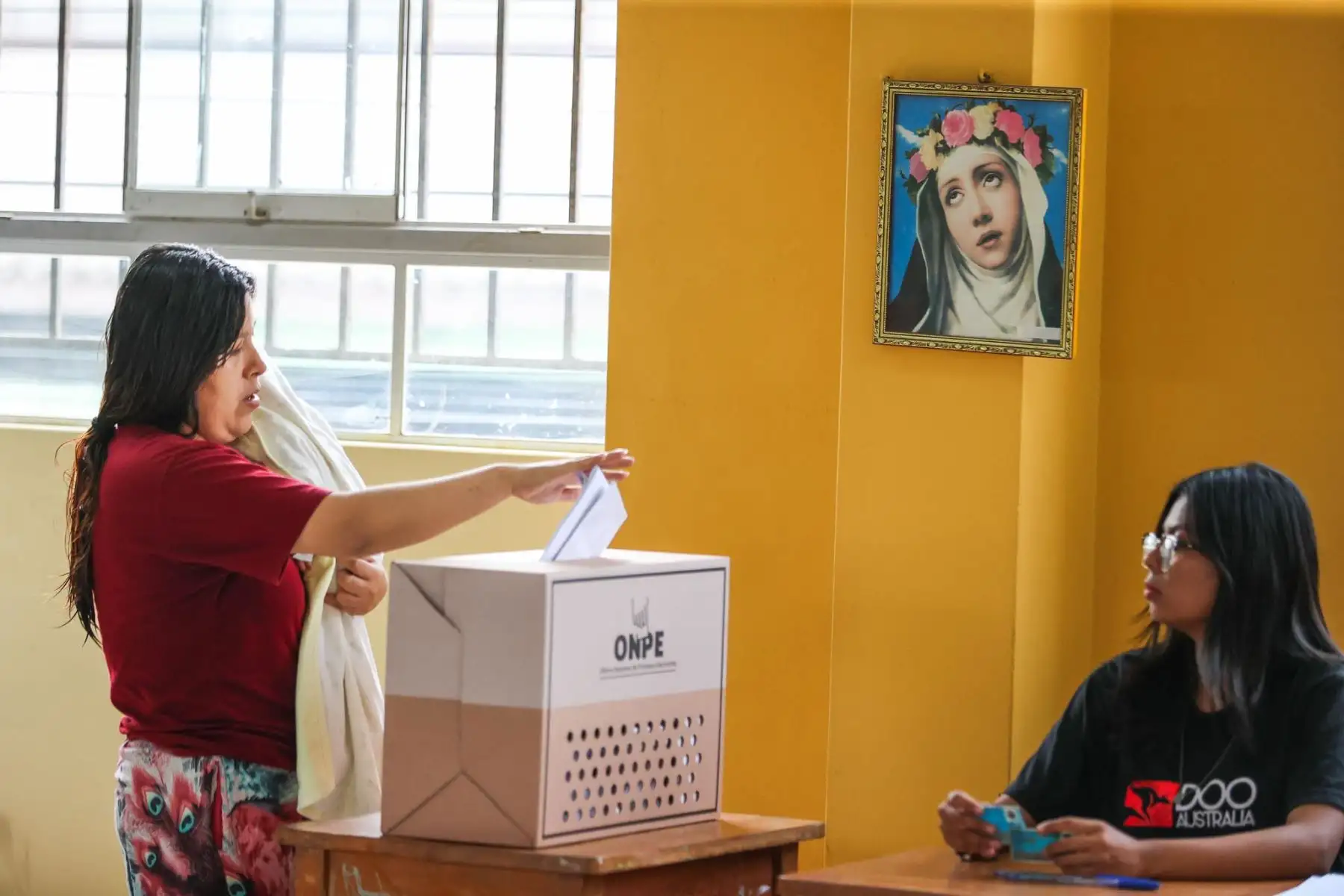 Colegio Alfonso Ugarte, en San Juan de Miraflores.La Oficina Nacional de Procesos Electorales (ONPE) desarrolla hoy, lunes 13 de abril, los comicios para elegir al presidente de la República, dos vicepresidentes, senadores y diputados del Congreso bicameral, así como a los representantes peruanos ante el Parlamento Andino, en 13 locales de votación en Lima.  Foto: ANDINA/ Jhonel Rodríguez