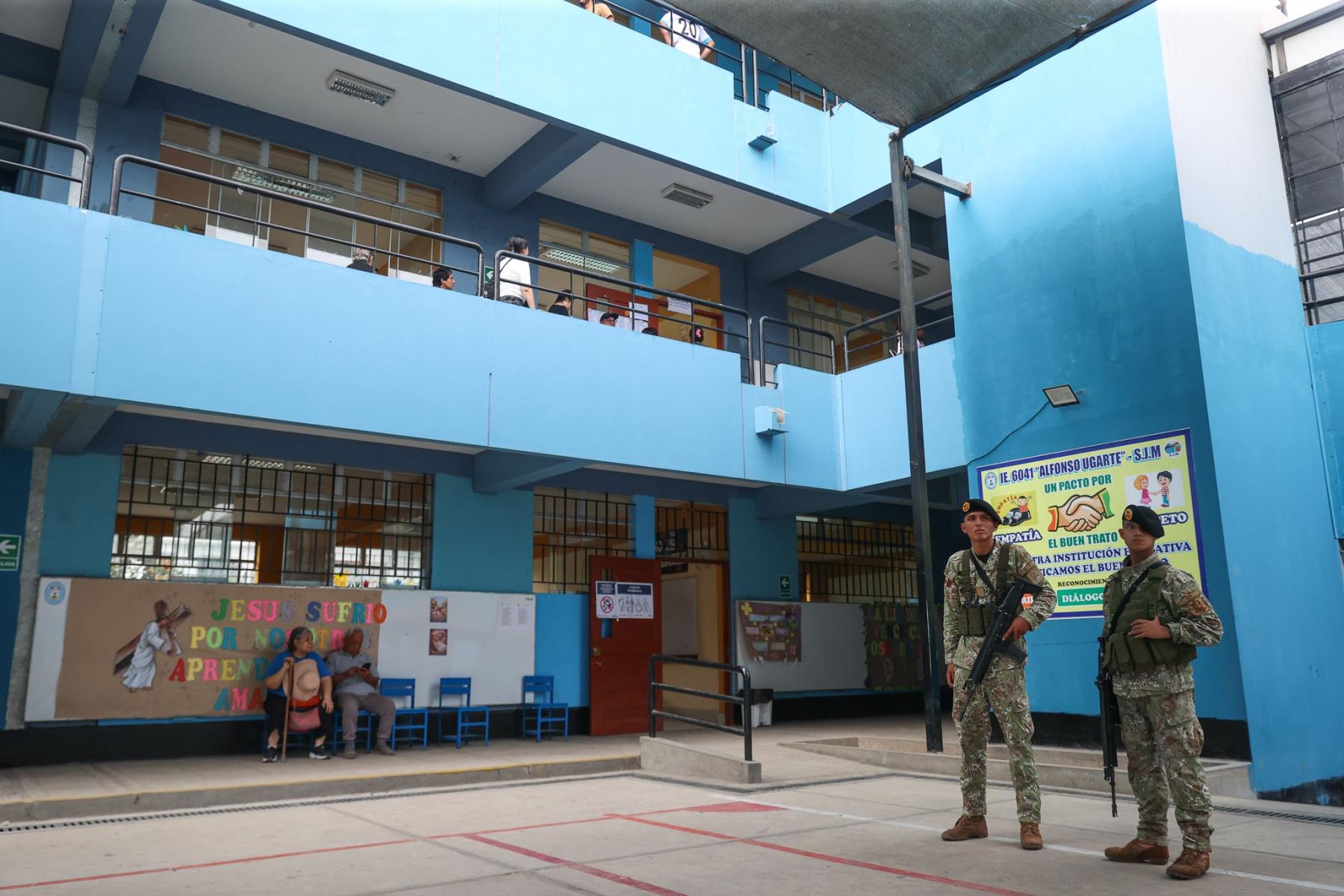 Colegio Alfonso Ugarte, en San Juan de Miraflores.La Oficina Nacional de Procesos Electorales (ONPE) desarrolla hoy, lunes 13 de abril, los comicios para elegir al presidente de la República, dos vicepresidentes, senadores y diputados del Congreso bicameral, así como a los representantes peruanos ante el Parlamento Andino, en 13 locales de votación en Lima.  Foto: ANDINA/ Jhonel Rodríguez