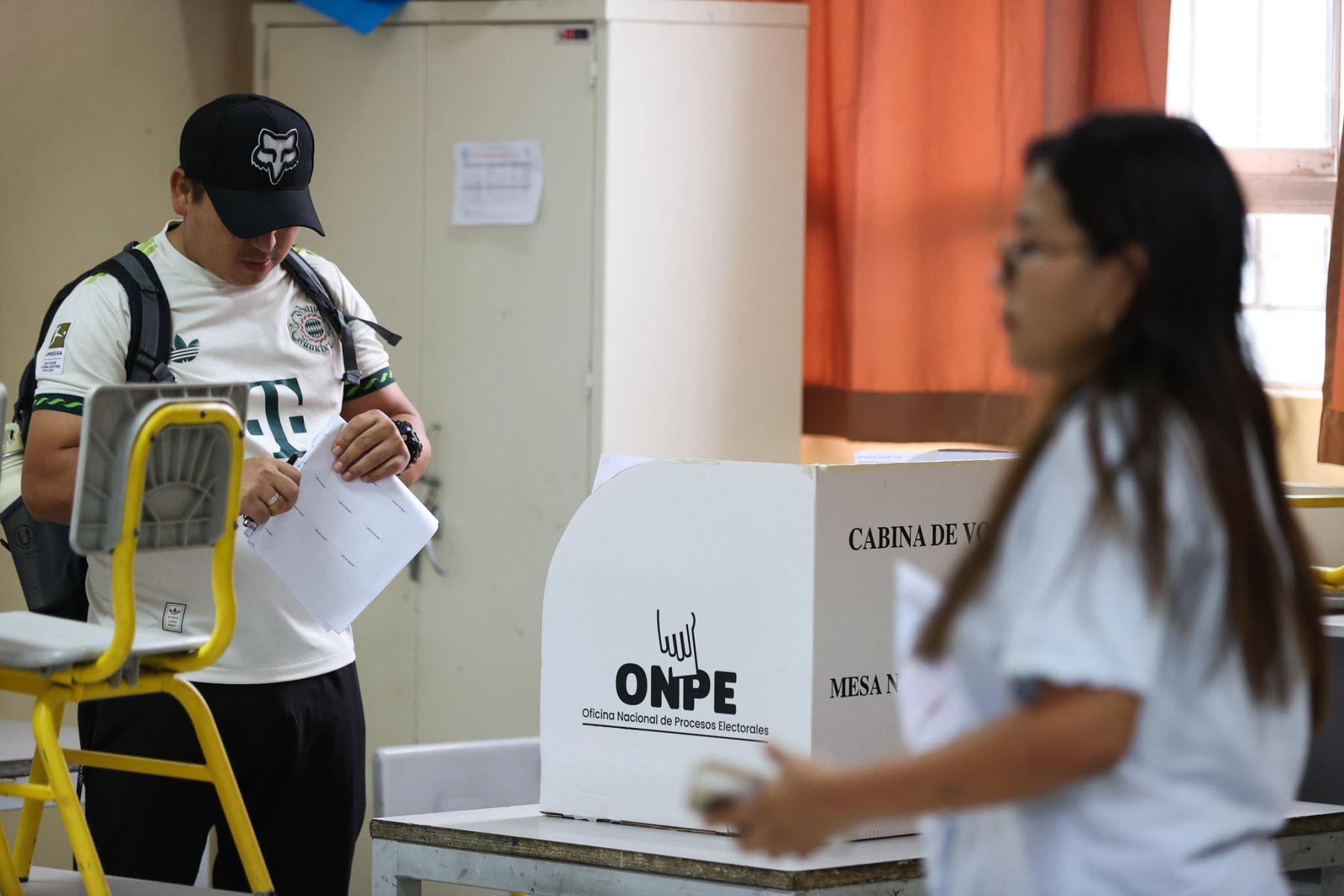 Colegio Alfonso Ugarte, en San Juan de Miraflores.La Oficina Nacional de Procesos Electorales (ONPE) desarrolla hoy, lunes 13 de abril, los comicios para elegir al presidente de la República, dos vicepresidentes, senadores y diputados del Congreso bicameral, así como a los representantes peruanos ante el Parlamento Andino, en 13 locales de votación en Lima.  Foto: ANDINA/ Jhonel Rodríguez