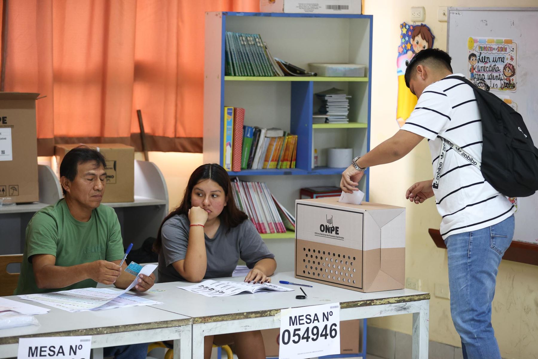 Colegio Alfonso Ugarte, en San Juan de Miraflores.La Oficina Nacional de Procesos Electorales (ONPE) desarrolla hoy, lunes 13 de abril, los comicios para elegir al presidente de la República, dos vicepresidentes, senadores y diputados del Congreso bicameral, así como a los representantes peruanos ante el Parlamento Andino, en 13 locales de votación en Lima.  Foto: ANDINA/ Jhonel Rodríguez