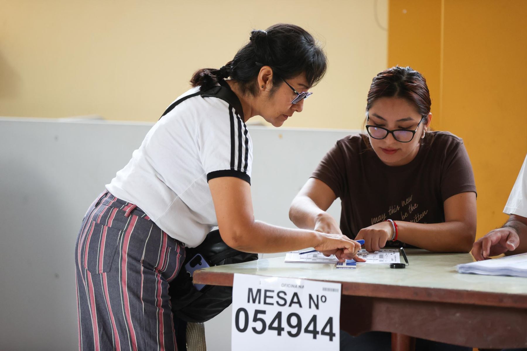 Colegio Alfonso Ugarte, en San Juan de Miraflores.La Oficina Nacional de Procesos Electorales (ONPE) desarrolla hoy, lunes 13 de abril, los comicios para elegir al presidente de la República, dos vicepresidentes, senadores y diputados del Congreso bicameral, así como a los representantes peruanos ante el Parlamento Andino, en 13 locales de votación en Lima.  Foto: ANDINA/ Jhonel Rodríguez