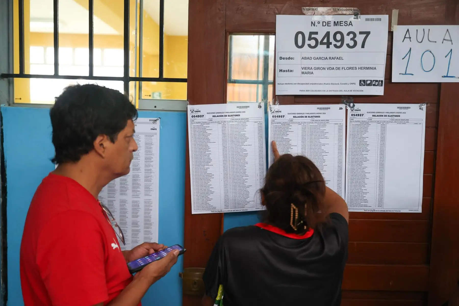 Colegio Alfonso Ugarte, en San Juan de Miraflores.La Oficina Nacional de Procesos Electorales (ONPE) desarrolla hoy, lunes 13 de abril, los comicios para elegir al presidente de la República, dos vicepresidentes, senadores y diputados del Congreso bicameral, así como a los representantes peruanos ante el Parlamento Andino, en 13 locales de votación en Lima.  Foto: ANDINA/ Jhonel Rodríguez