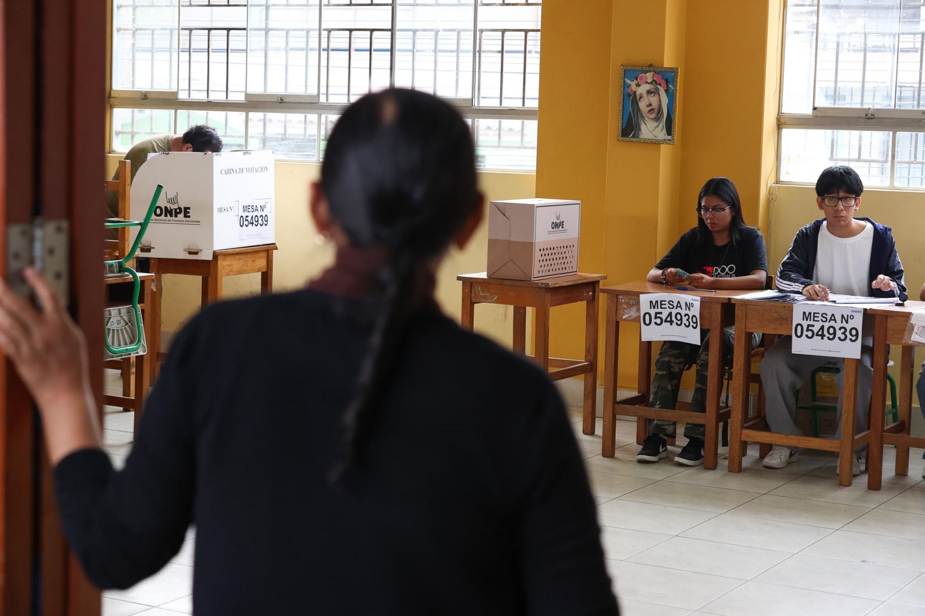 Colegio Alfonso Ugarte, en San Juan de Miraflores.La Oficina Nacional de Procesos Electorales (ONPE) desarrolla hoy, lunes 13 de abril, los comicios para elegir al presidente de la República, dos vicepresidentes, senadores y diputados del Congreso bicameral, así como a los representantes peruanos ante el Parlamento Andino, en 13 locales de votación en Lima.  Foto: ANDINA/ Jhonel Rodríguez