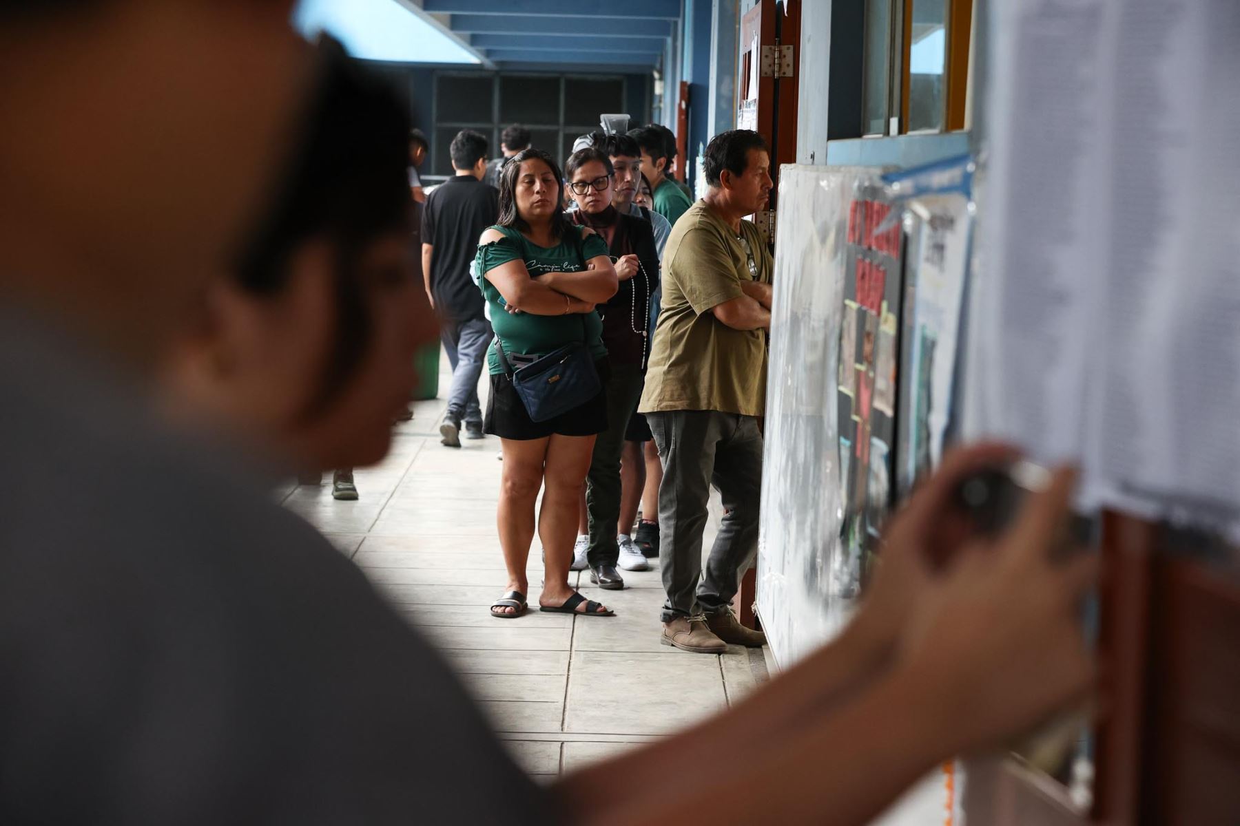 Colegio Alfonso Ugarte, en San Juan de Miraflores.La Oficina Nacional de Procesos Electorales (ONPE) desarrolla hoy, lunes 13 de abril, los comicios para elegir al presidente de la República, dos vicepresidentes, senadores y diputados del Congreso bicameral, así como a los representantes peruanos ante el Parlamento Andino, en 13 locales de votación en Lima.  Foto: ANDINA/ Jhonel Rodríguez