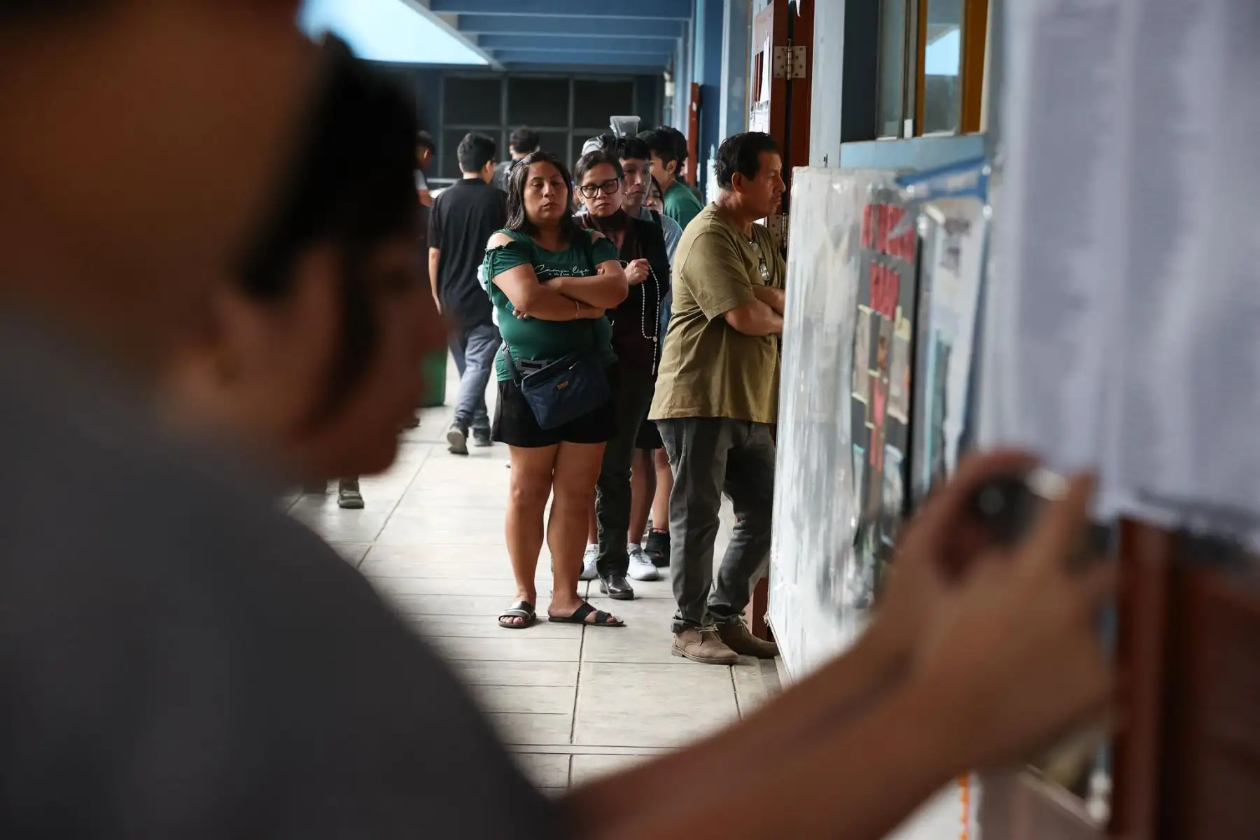 Colegio Alfonso Ugarte, en San Juan de Miraflores.La Oficina Nacional de Procesos Electorales (ONPE) desarrolla hoy, lunes 13 de abril, los comicios para elegir al presidente de la República, dos vicepresidentes, senadores y diputados del Congreso bicameral, así como a los representantes peruanos ante el Parlamento Andino, en 13 locales de votación en Lima.  Foto: ANDINA/ Jhonel Rodríguez