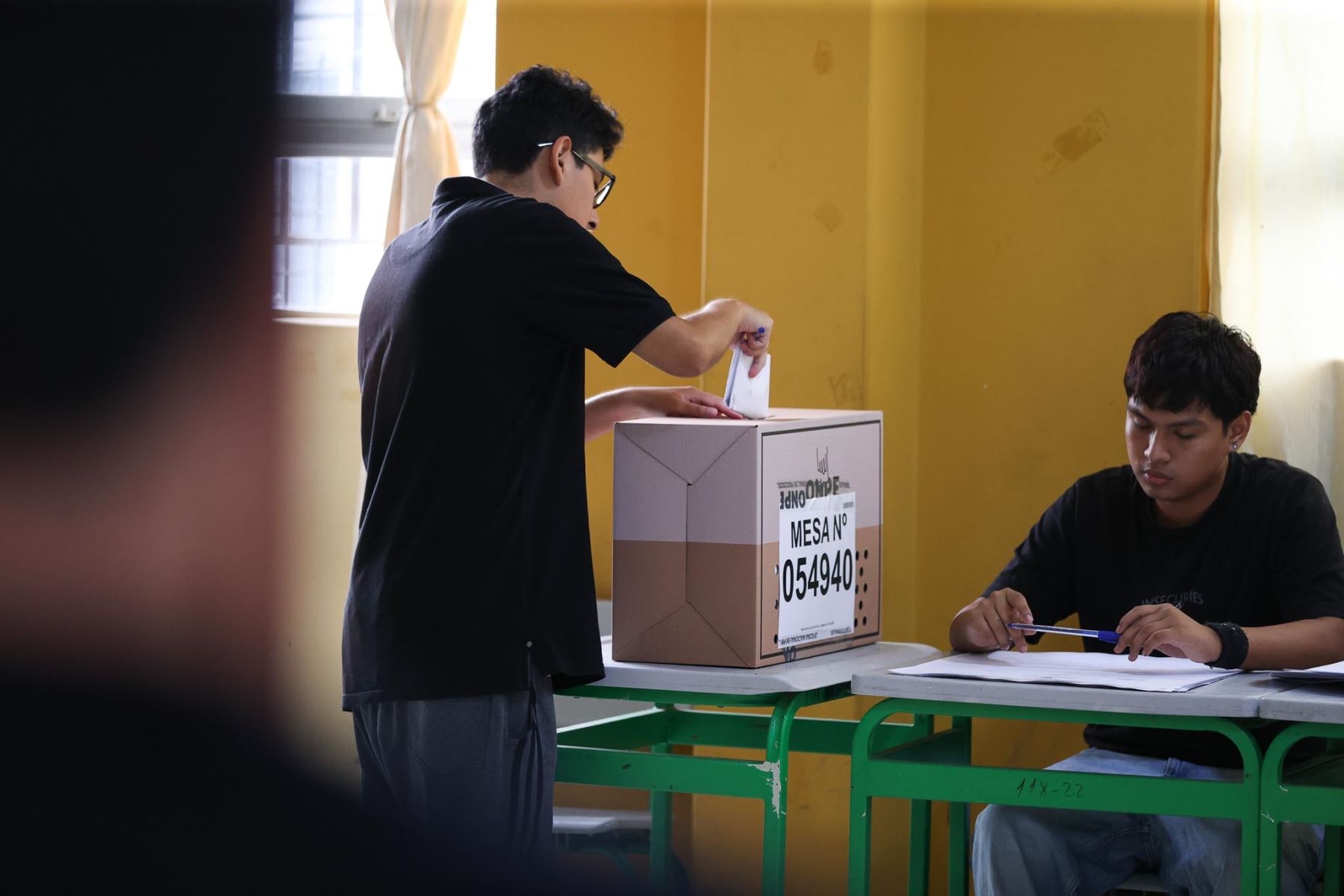 Colegio Alfonso Ugarte, en San Juan de Miraflores.La Oficina Nacional de Procesos Electorales (ONPE) desarrolla hoy, lunes 13 de abril, los comicios para elegir al presidente de la República, dos vicepresidentes, senadores y diputados del Congreso bicameral, así como a los representantes peruanos ante el Parlamento Andino, en 13 locales de votación en Lima.  Foto: ANDINA/ Jhonel Rodríguez