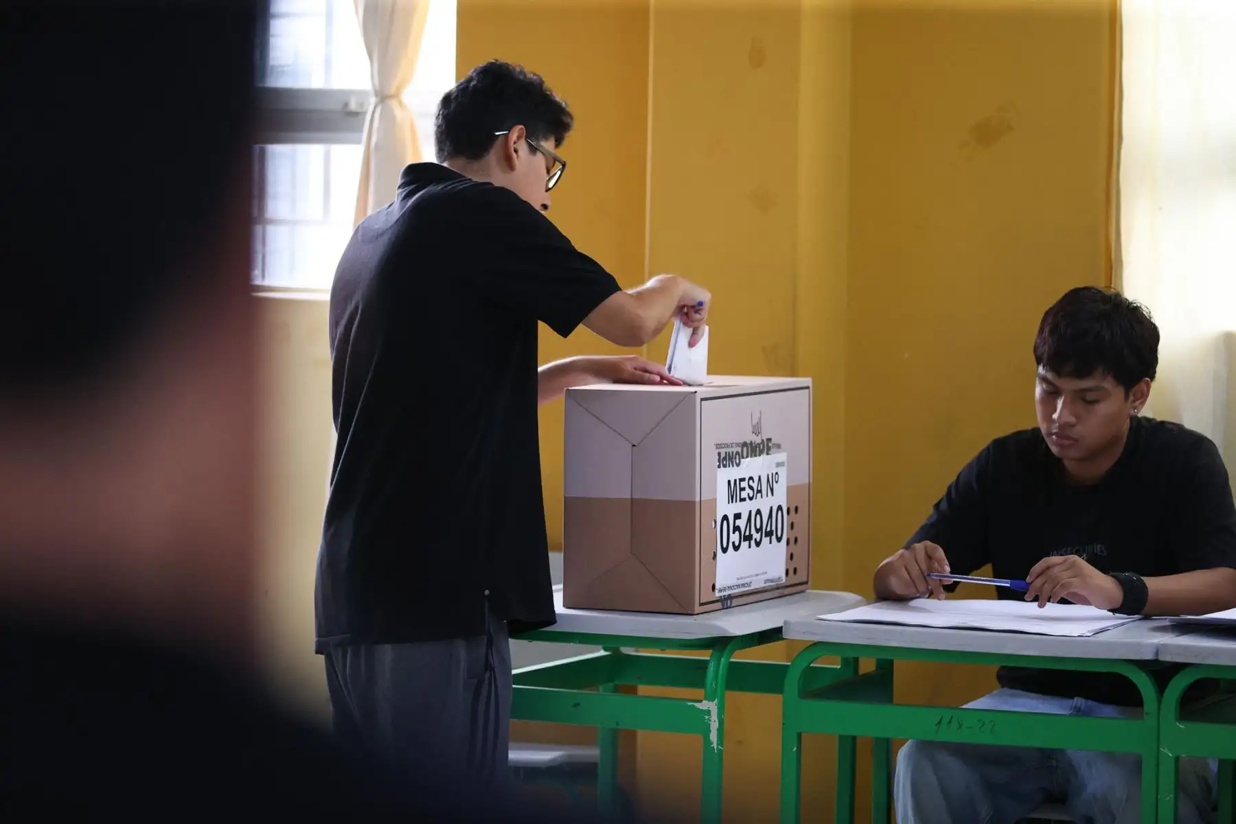 Colegio Alfonso Ugarte, en San Juan de Miraflores.La Oficina Nacional de Procesos Electorales (ONPE) desarrolla hoy, lunes 13 de abril, los comicios para elegir al presidente de la República, dos vicepresidentes, senadores y diputados del Congreso bicameral, así como a los representantes peruanos ante el Parlamento Andino, en 13 locales de votación en Lima.  Foto: ANDINA/ Jhonel Rodríguez