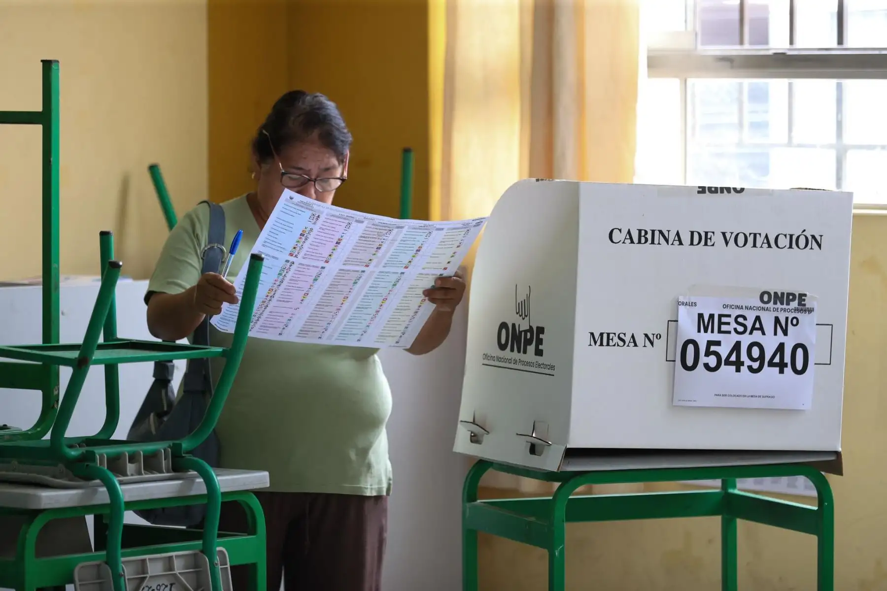 Colegio Alfonso Ugarte, en San Juan de Miraflores.La Oficina Nacional de Procesos Electorales (ONPE) desarrolla hoy, lunes 13 de abril, los comicios para elegir al presidente de la República, dos vicepresidentes, senadores y diputados del Congreso bicameral, así como a los representantes peruanos ante el Parlamento Andino, en 13 locales de votación en Lima.  Foto: ANDINA/ Jhonel Rodríguez