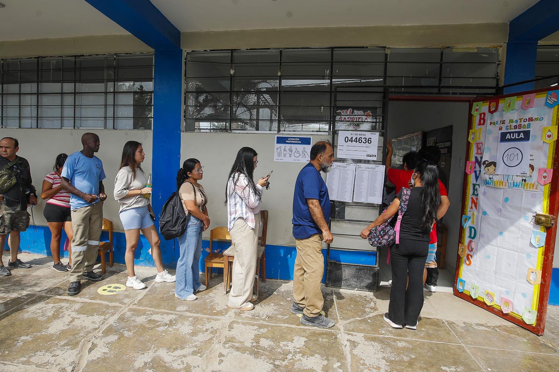 I.E Virgen de Chapi de Lurín. La Oficina Nacional de Procesos Electorales (ONPE) desarrolla hoy, lunes 13 de abril, los comicios para elegir al presidente de la República, dos vicepresidentes, senadores y diputados del Congreso bicameral, así como a los representantes peruanos ante el Parlamento Andino, en 13 locales de votación en Lima.  Foto: ANDINA/ Eddy Ramos