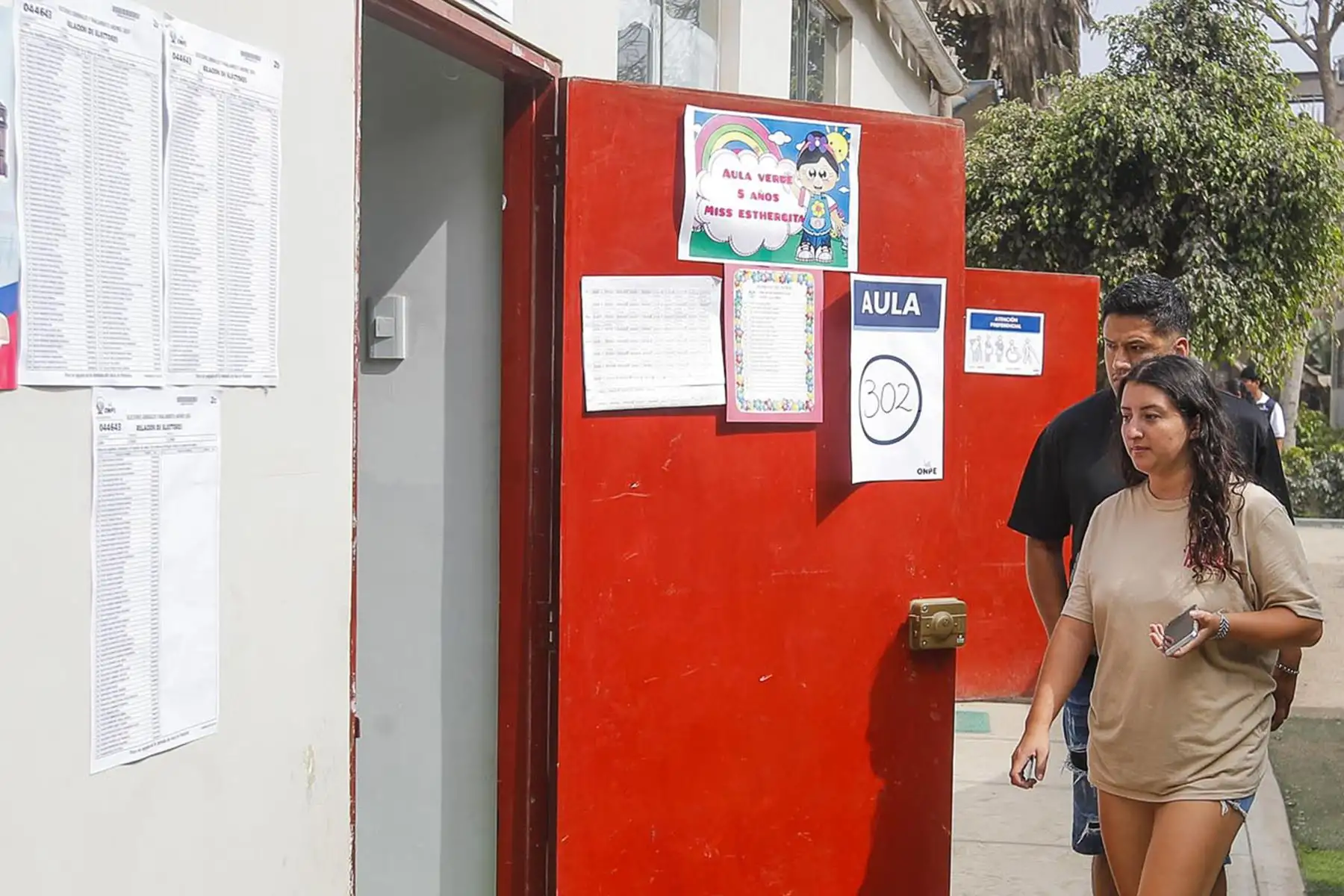 I.E Virgen de Chapi de Lurín. La Oficina Nacional de Procesos Electorales (ONPE) desarrolla hoy, lunes 13 de abril, los comicios para elegir al presidente de la República, dos vicepresidentes, senadores y diputados del Congreso bicameral, así como a los representantes peruanos ante el Parlamento Andino, en 13 locales de votación en Lima.  Foto: ANDINA/ Eddy Ramos